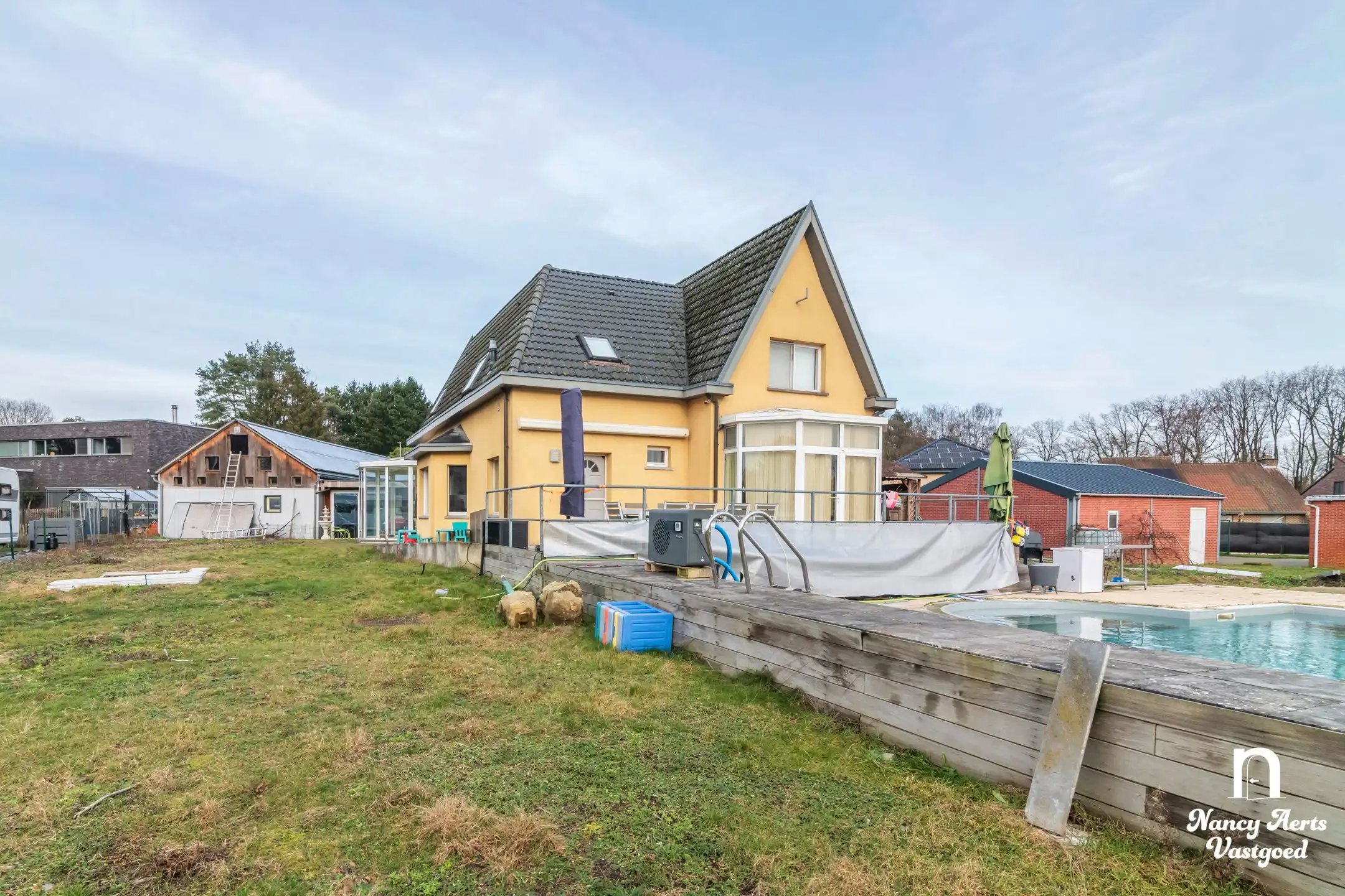 Veelzijdige woning met royale ruimtes en zwembad foto 30