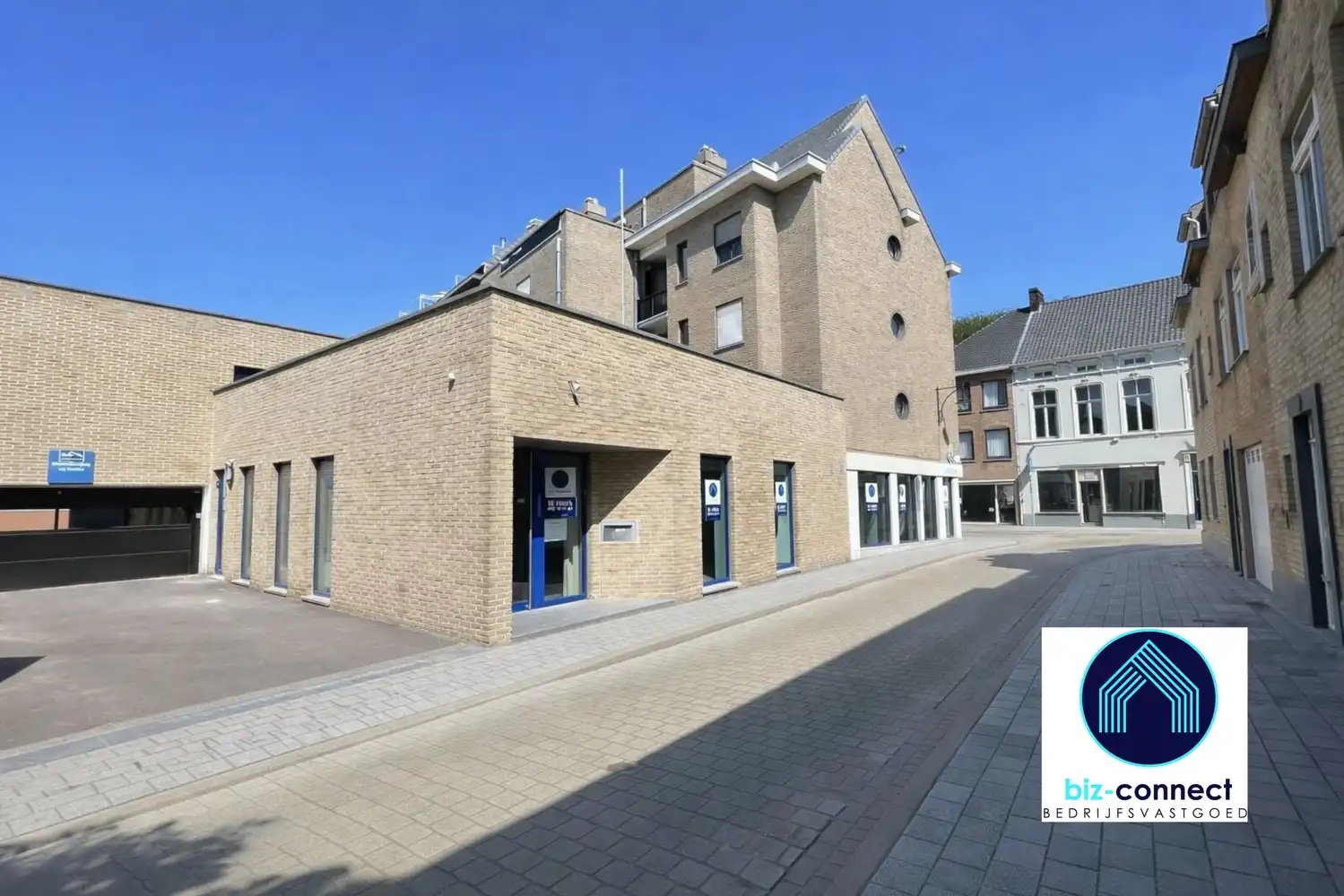 te huur Maldegem – uitstekend gelegen winkel-, kantoor- of praktijkruimte van ca.99m² foto {{pictureIndex}}