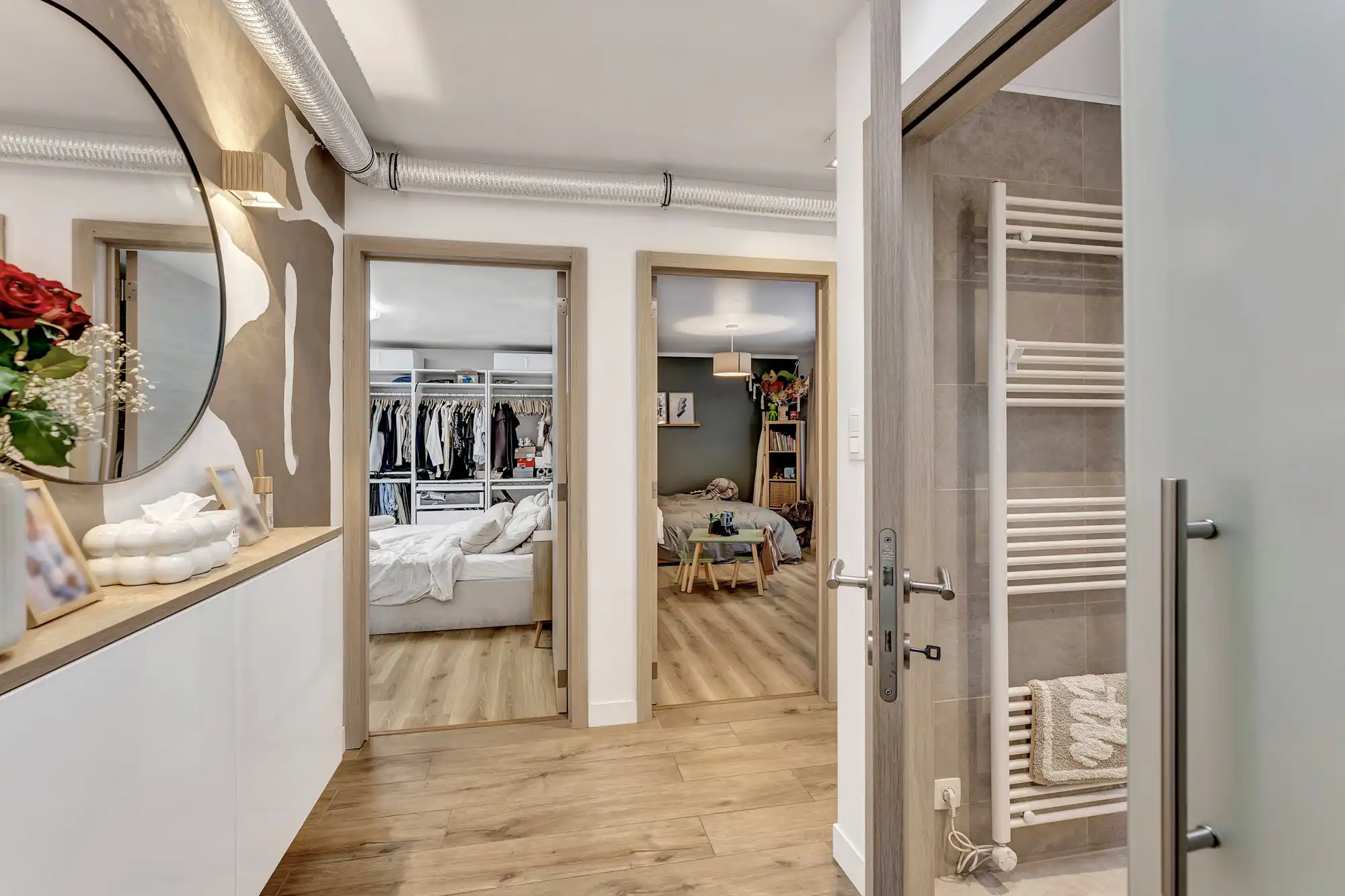 Instapklaar appartement met twee slaapkamers en garage foto 2