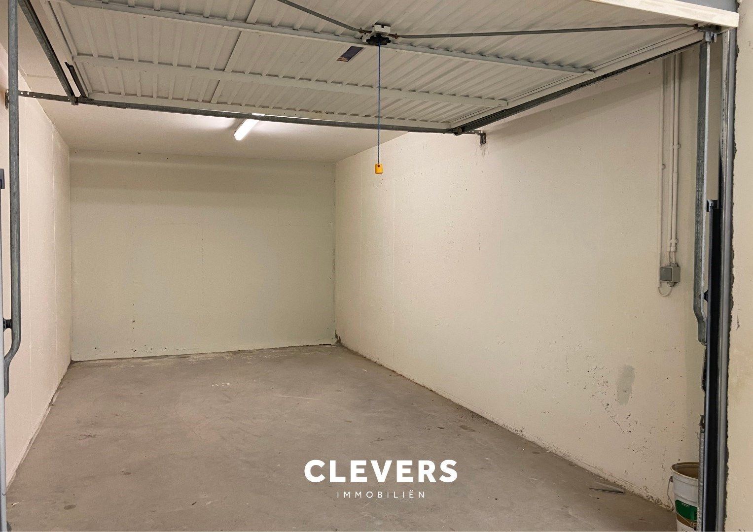 Afgesloten garagebox in klein garagecomplex foto 3