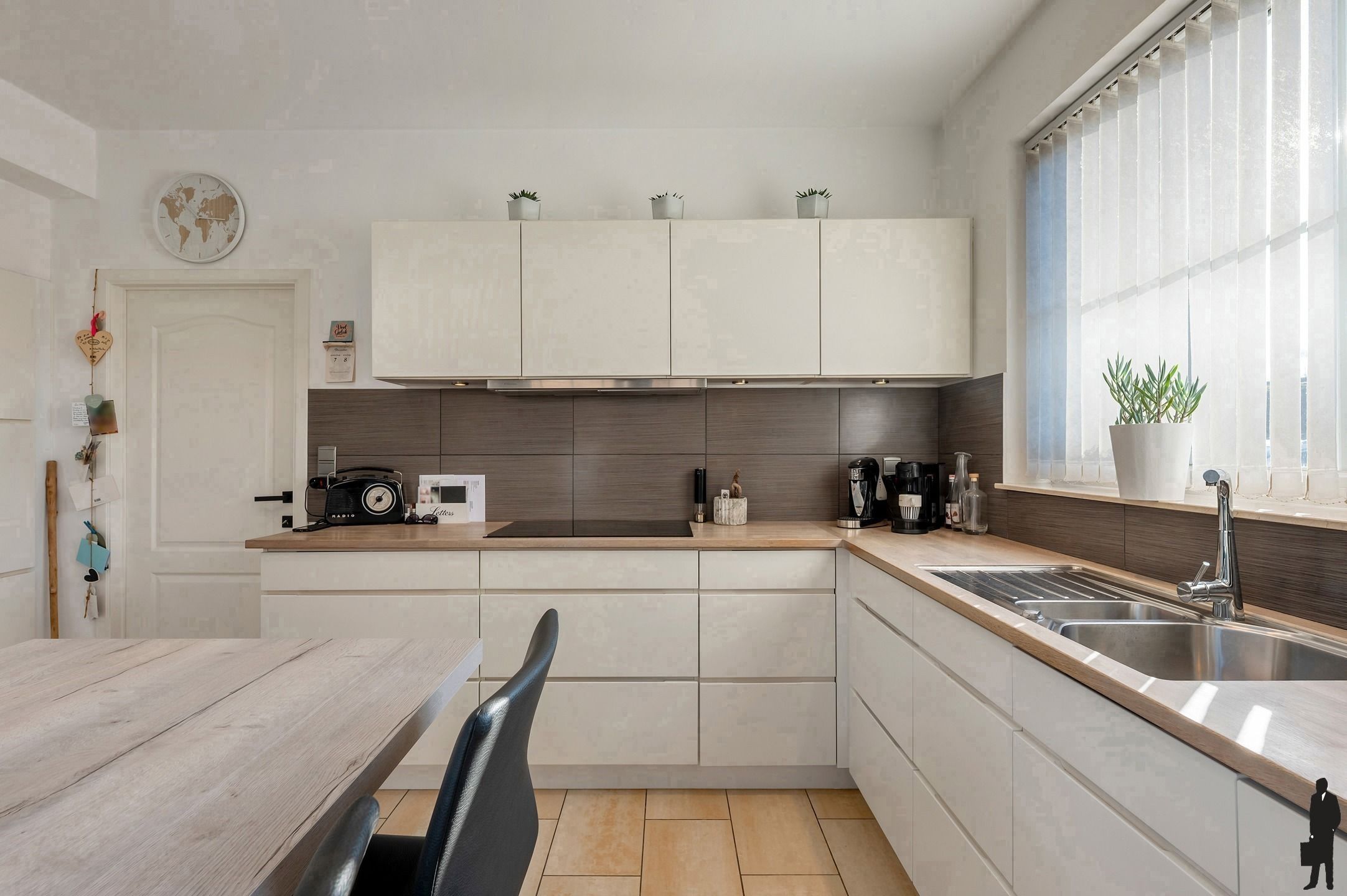 Ruime woning (ca. 225m²) met 3 grote slk’s, garage en mooie tuin op 726m² foto 10