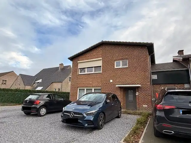 Instapklare gezinswoning met 3 slaapkamers en 2 parkeerplaatsen. foto {{pictureIndex}}