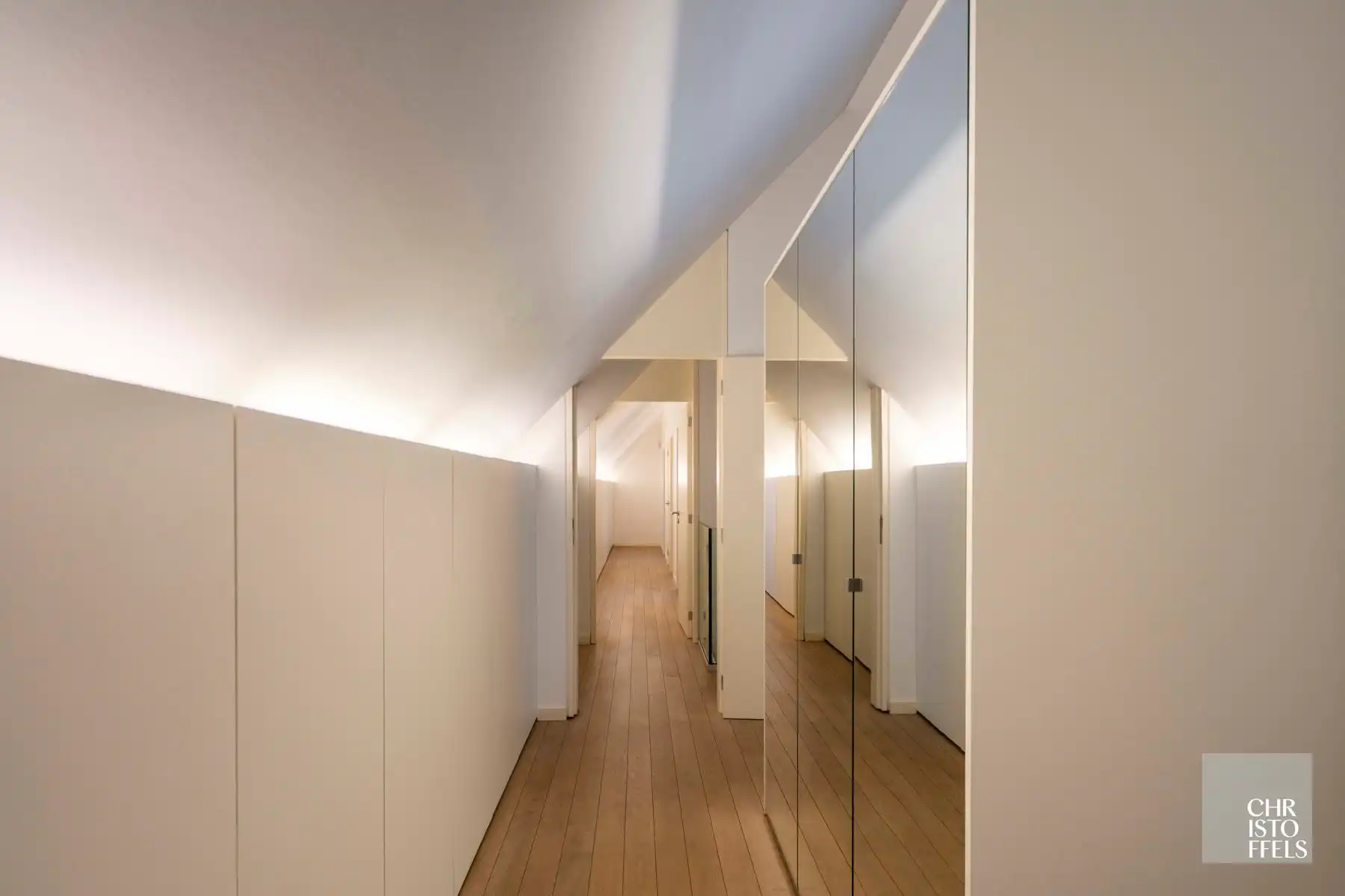 Exclusieve vierkantshoeve met buitenzwembad en vrij uitzicht op perceel van 3.213m² foto 16