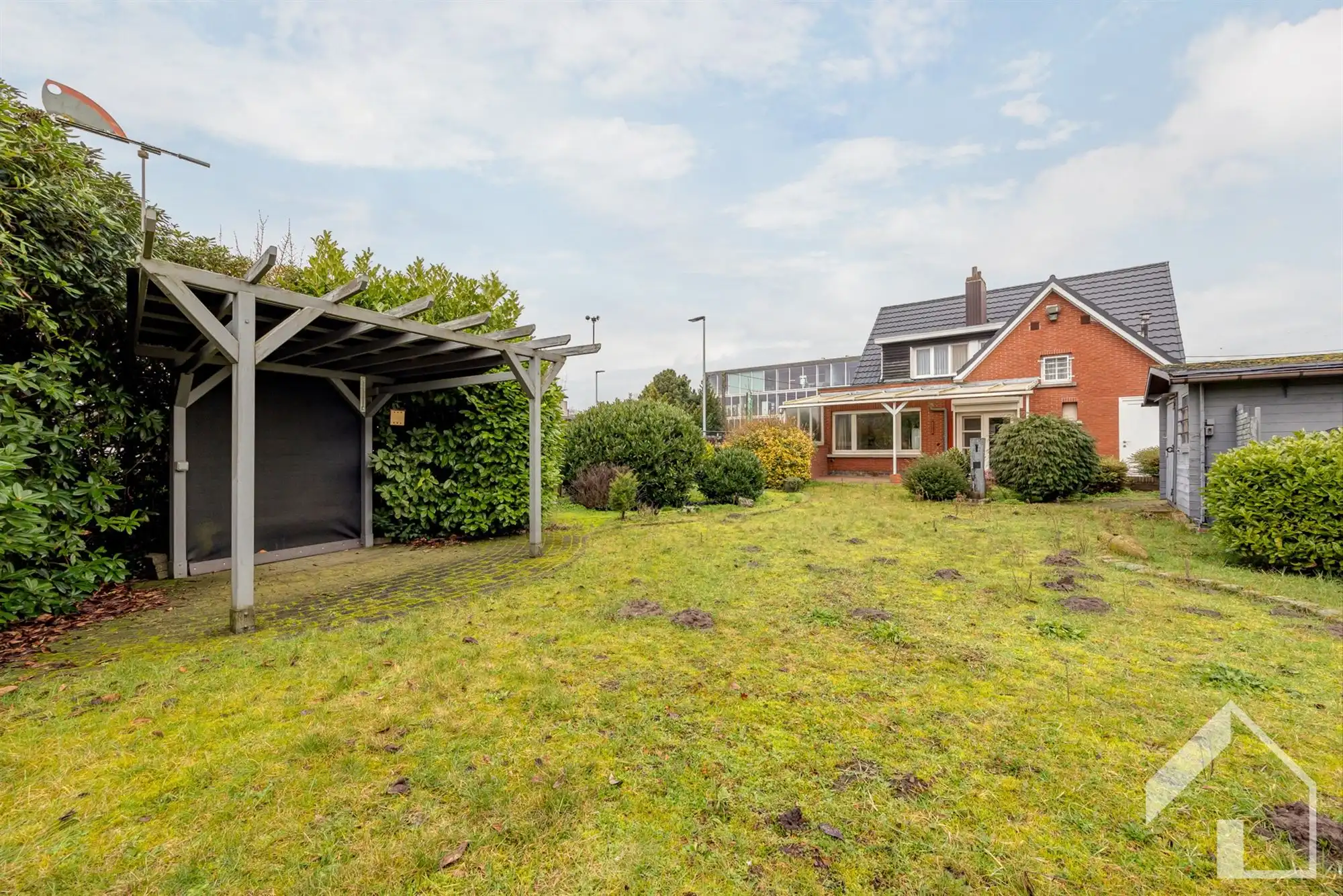 Open bebouwing met 4 slaapkamers! foto 24