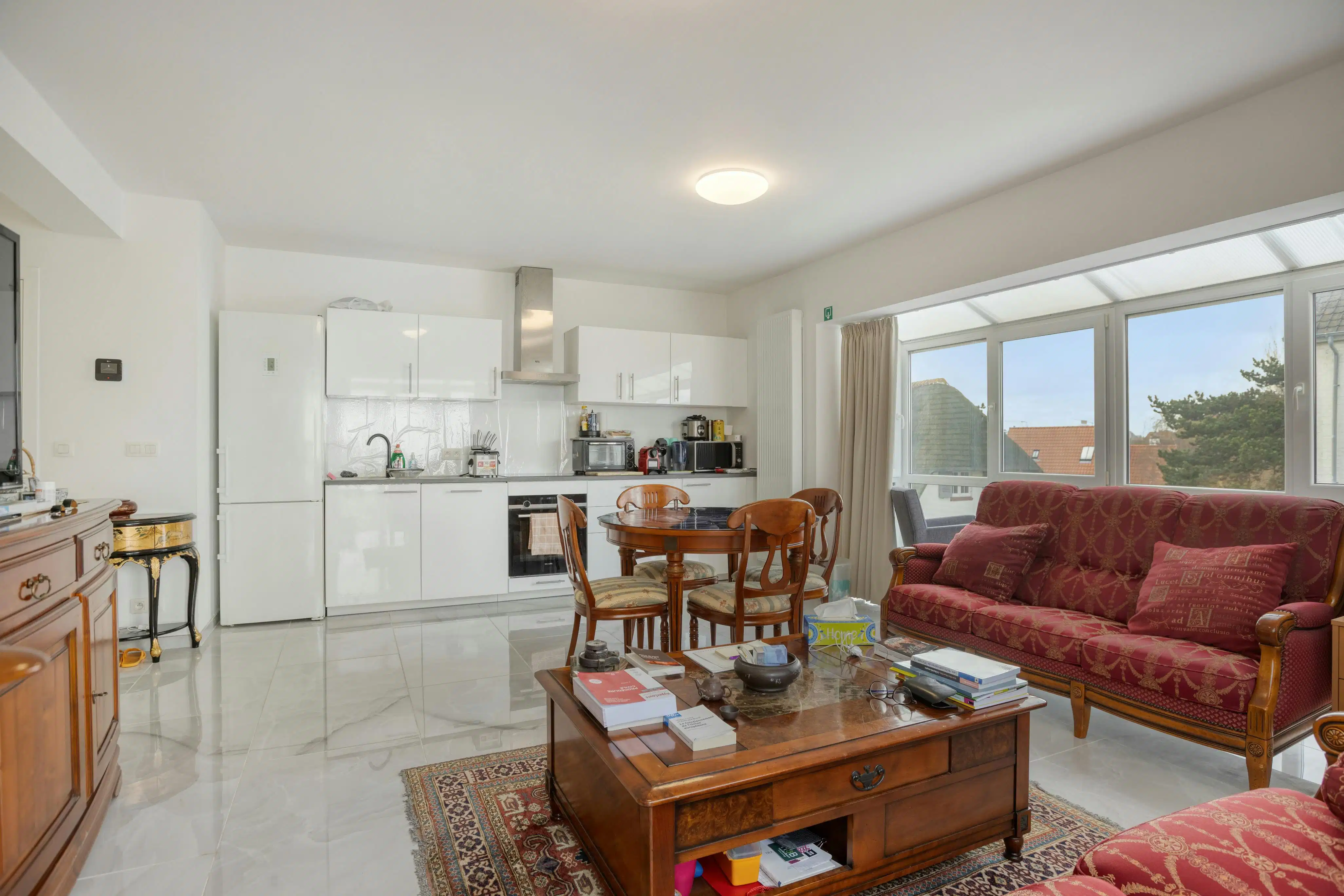 Gerenoveerd hoekappartement met 3 slaapkamers en garage foto 2