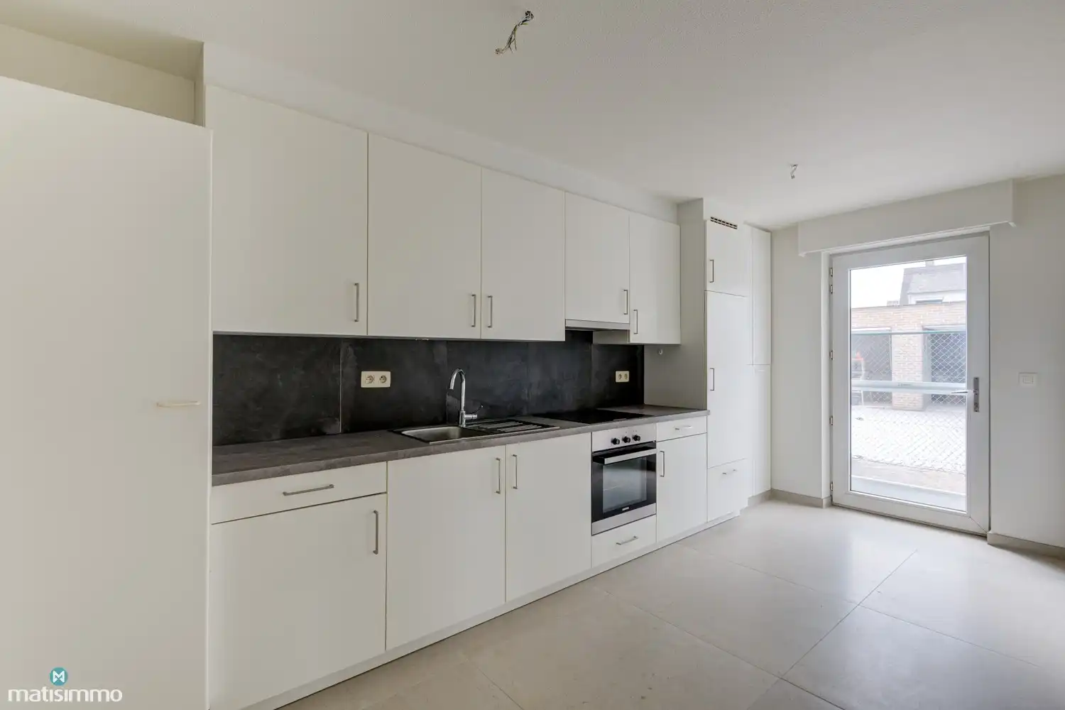 INSTAPKLAAR GELIJKVLOERS APPARTEMENT MET 2 SLAAPKAMERS, BERGING EN AUTOSTAANPLAATS NABIJ HET CENTRUM VAN BILZEN foto 7