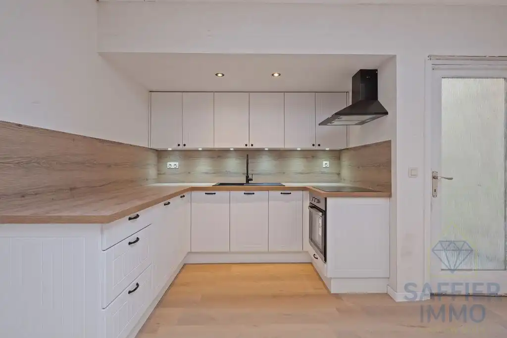 Gerenoveerde woning met zonnepanelen in Harelbeke foto 2