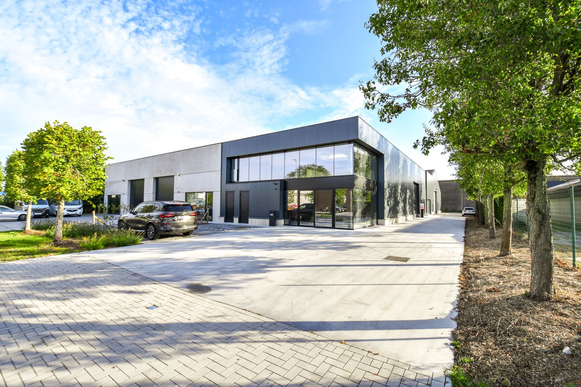 Loods (191 m²) te huur in het industriepark SCHATTING te Zedelgem - UNIT B foto {{pictureIndex}}