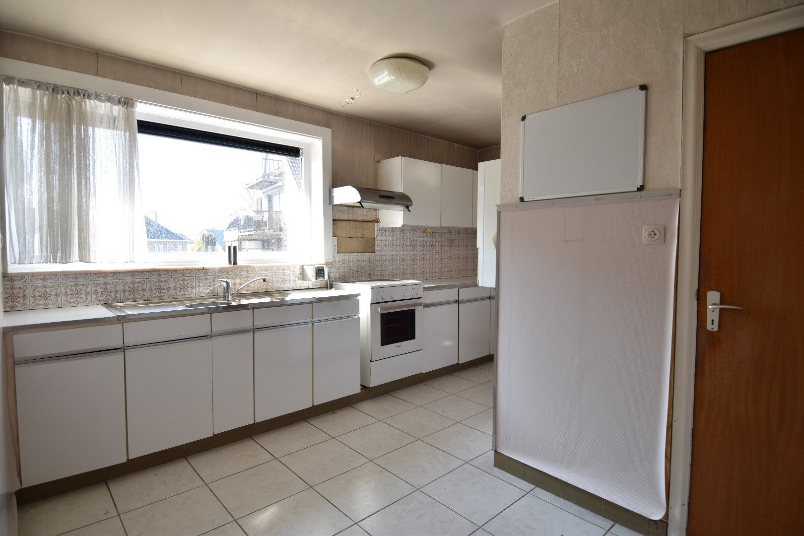 Lichtrijk 2-slaapkamerappartement met zonnig terras te koop in het hart van Gullegem foto 2