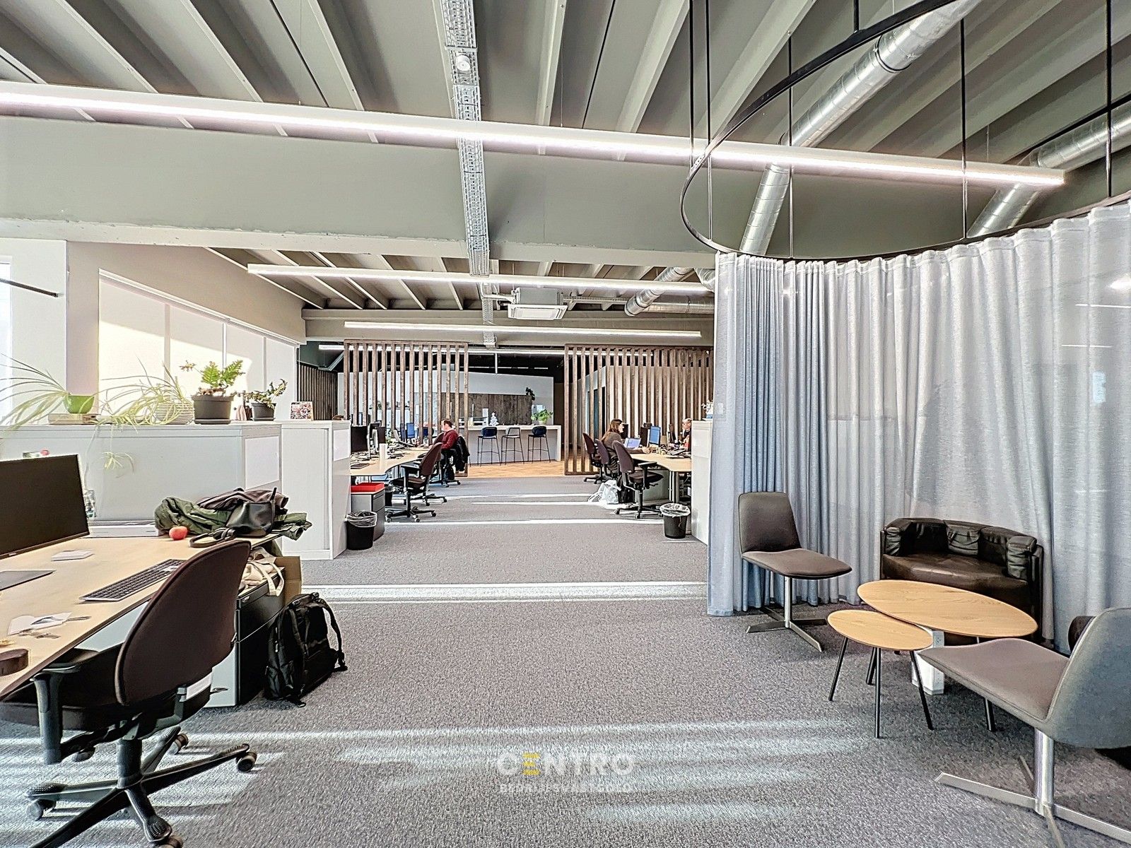 Energiezuinige, vernieuwde SERVICED kantoorruimte met mogelijkheid om een MAGAZIJN (215m²) bij te huren op Ieper Business Park! foto 9