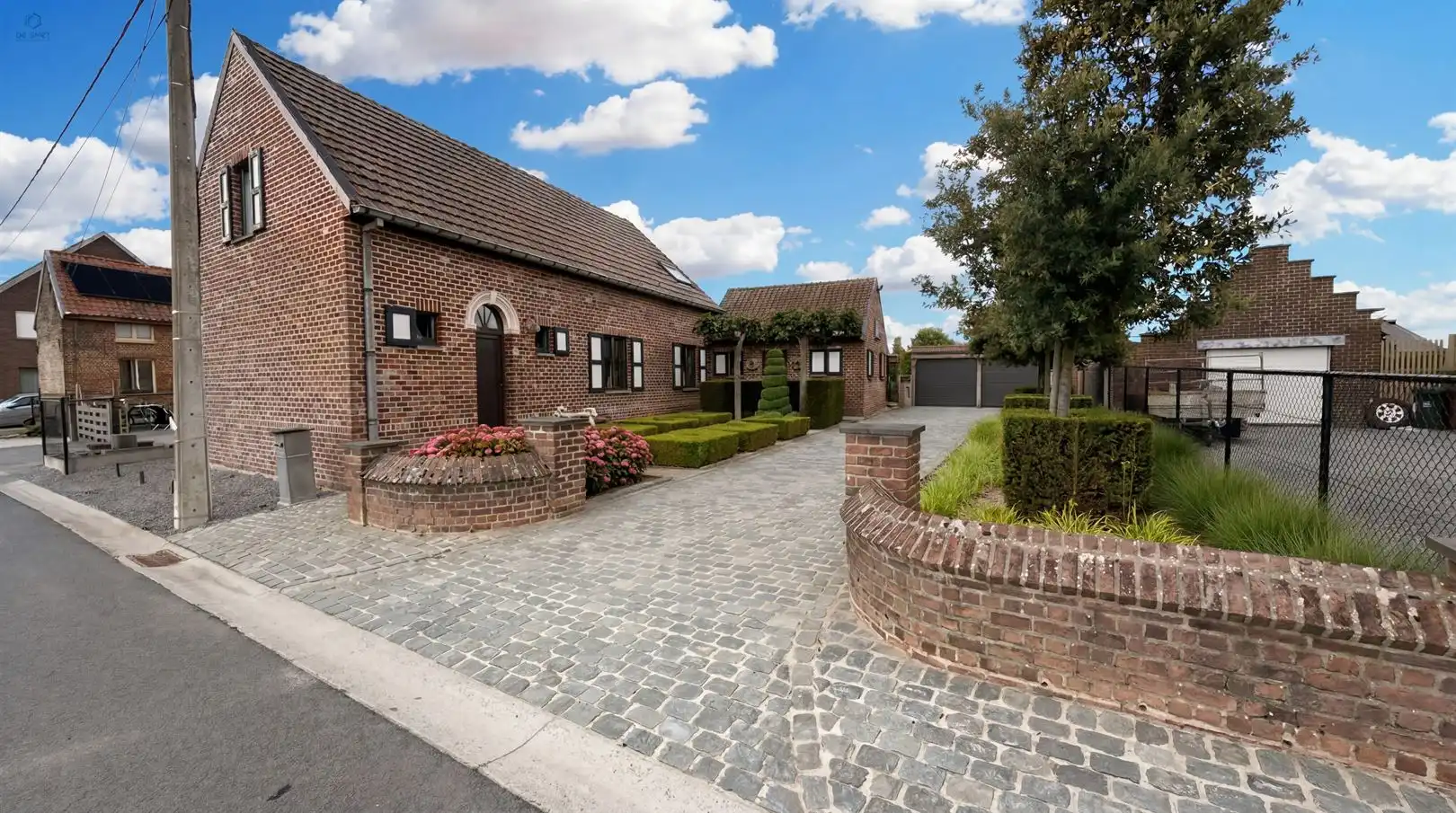 Hoofdfoto van de publicatie: Instapklare woning met 3 slaapkamers, prachtige tuin, 2 garages en tal van mogelijkheden in Lierde