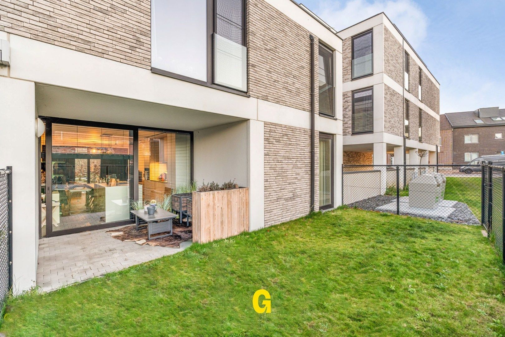 Recent gelijkvloersappartement met 2 slaapkamers, terras, voor- en achtertuin, standplaats en extra ruime berging in hartje Hoeselt foto 3