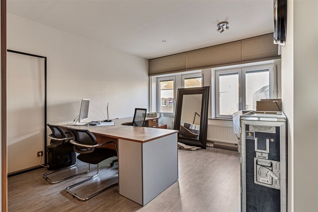 Zeer ruim, gerenoveerd duplexappartement in centrum Wezemaal foto 15