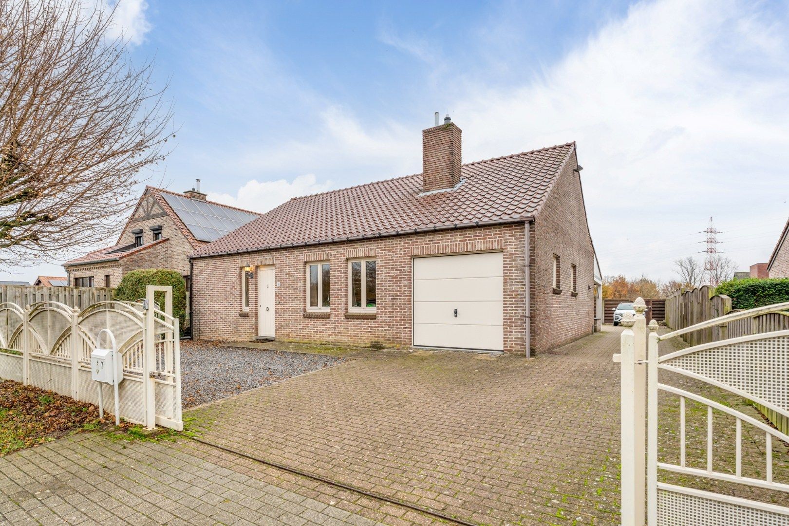 Vrijstaande gezinswoning, gebouwd in 1993 op een perceel van 5a74ca, gunstige ligging vlakbij het centrum. foto 2