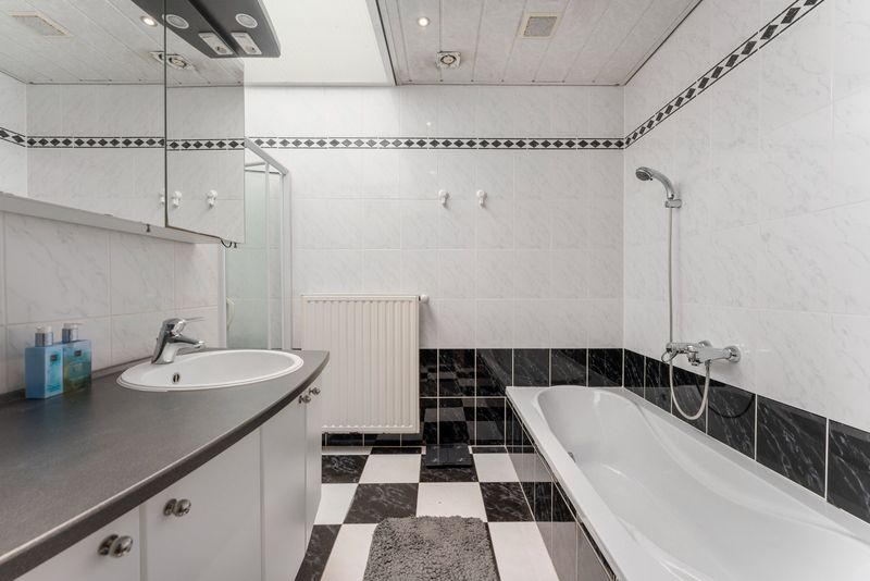 Roeselare : Instapklare, gerenoveerde rijwoning in hartje Roeselare! foto 8