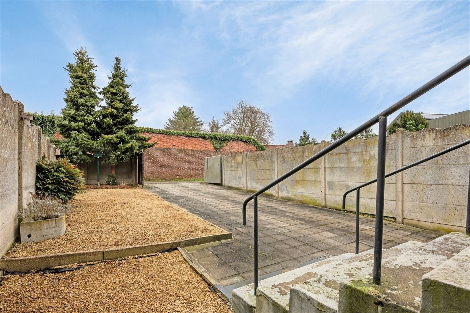 Ruim, gerenoveerd stadspand met 3 slaapkamers, veranda, inpandige garage, kelder en gezellige tuin in het centrum van Maaseik. foto 15