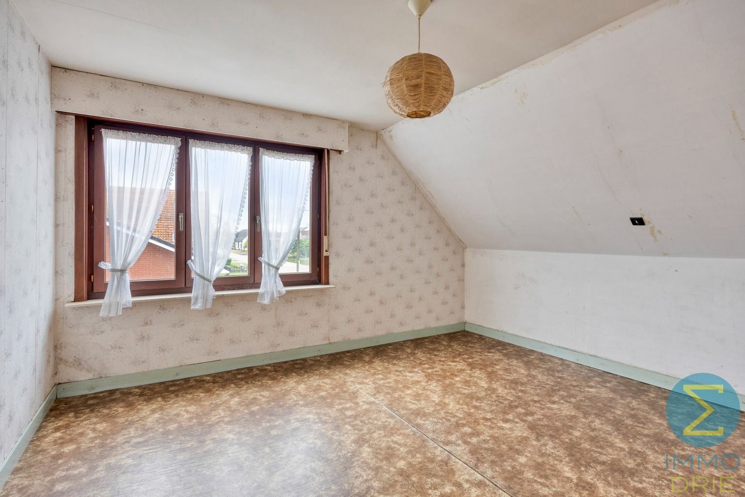 Rustig gelegen te renoveren woning met 3 slpks op 855 m² foto 18