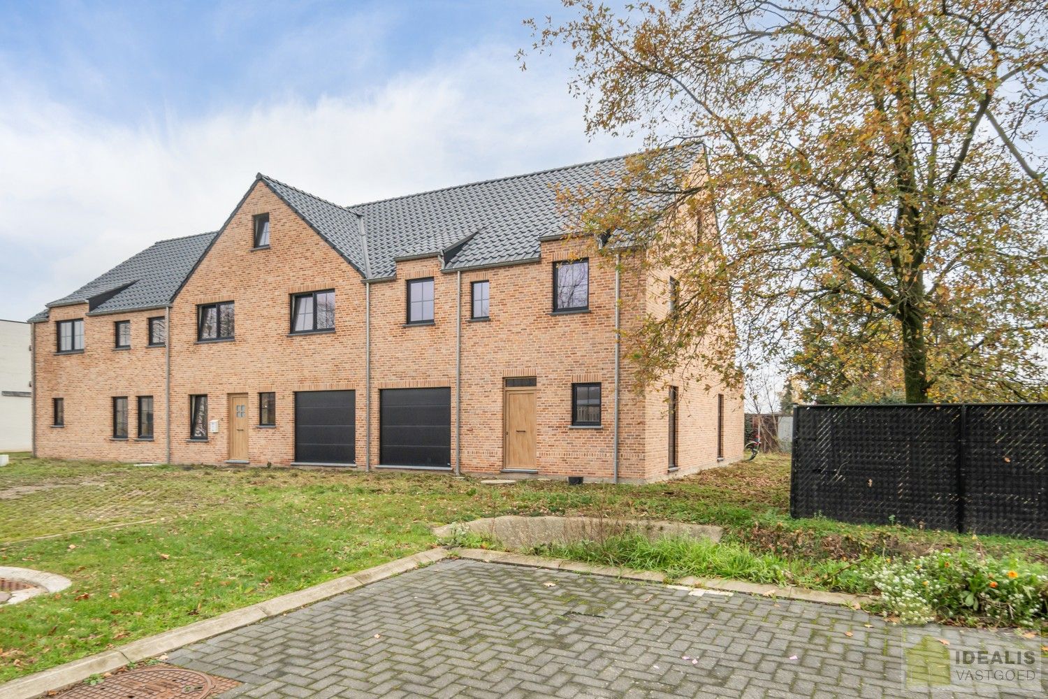 PRACHTIGE NIEUWBOUWWONING (GRONDAANDEEL €116.000,00 + 12% REGISTRATIERECHTEN EN CONSTRUCTIE € 277.000,00 + 21% BTW) MET EEN HEERLIJK LICHTRIJKE WOONKAMER MET OPEN KEUKEN MET AANSLUITEND BERGPLAATS, BUREEL, INPANDIGE GARAGE, 3 SLAAPKAMERS, EEN RUIME BADKAMER VOORZIEN VAN ALLE COMFORT! EEN HEERLIJK RUIM HUIS MET INPANDIGE GARAGE, EEN LEUKE TUIN, OP EEN GEGEERDE LOCATIE NABIJ HET CENTRUM VAN REPPEL! foto 2