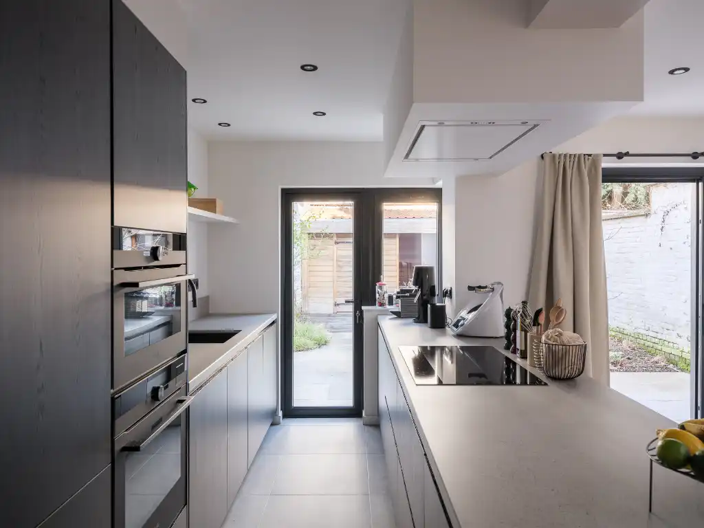 Instapklare en smaakvol gerenoveerde woning (3 slaapkamers – 2 badkamers) met tuin nabij het Paul de Smet de Naeyerpark. foto 8