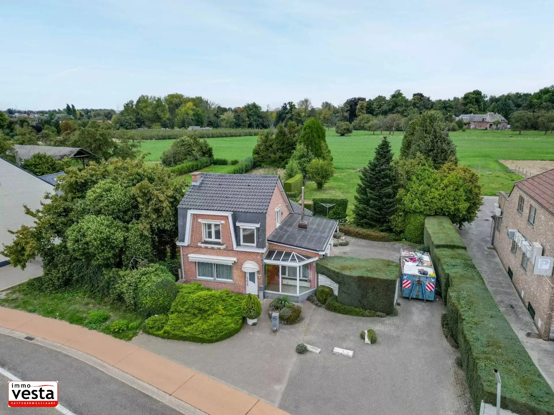 Op te knappen handelspand met mogelijkheid tot herbestemming foto {{pictureIndex}}