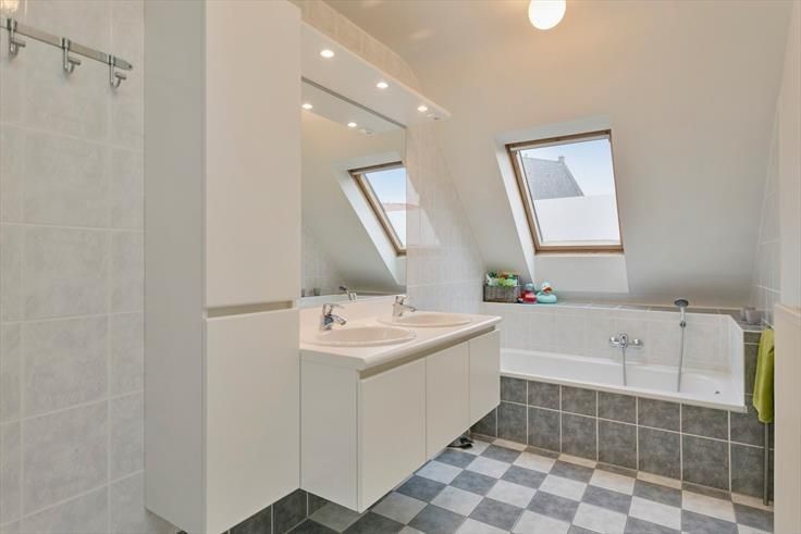 Instapklare woning met 4 slpks in het hart van Stalhille foto 10