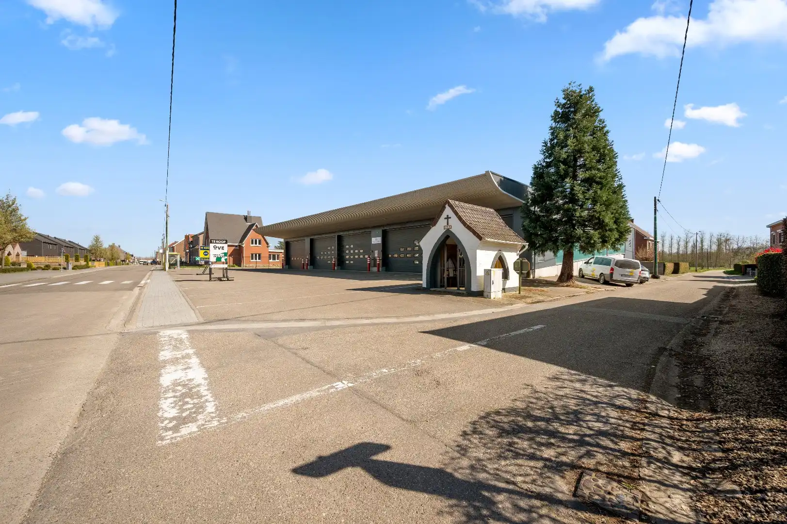 Grote hangaar met ruime parkingmogelijkheden is geschikt voor diverse bedrijfsdoeleinden. foto 3