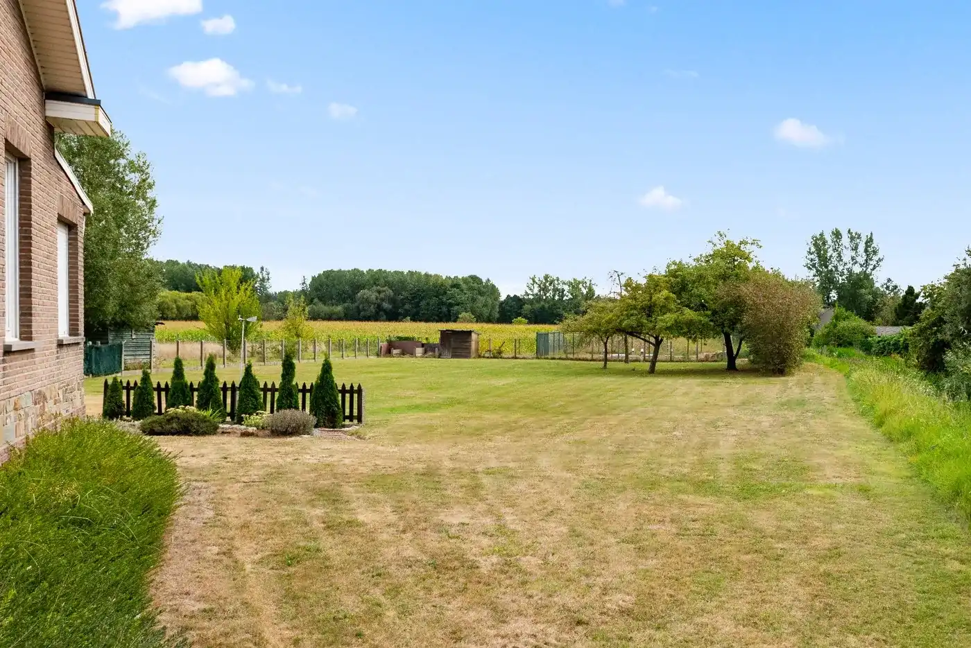 Open bebouwing op topligging met 2 slaapkamers en prachtige tuin foto 21