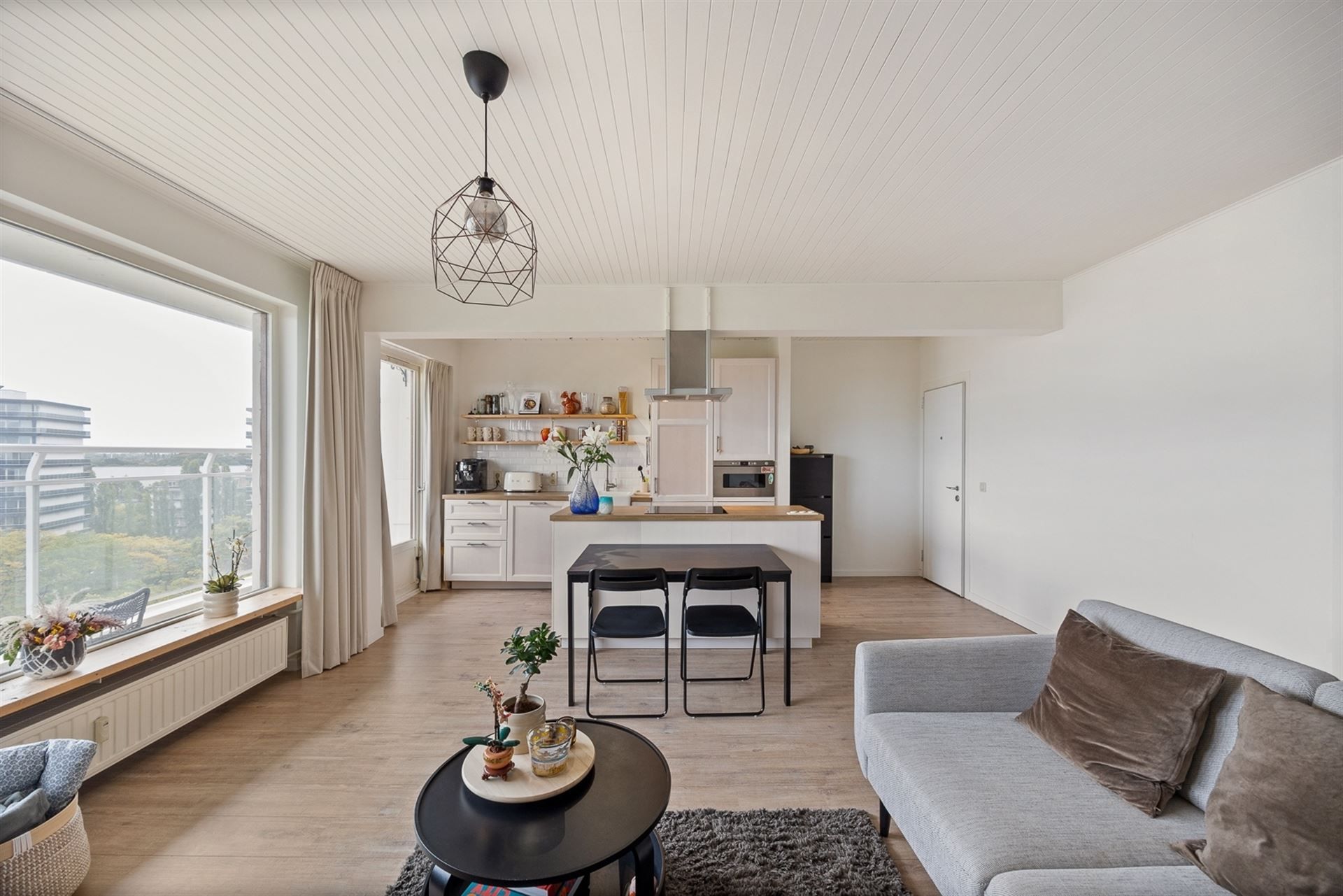 Lichtrijk Appartement met Panoramisch Uitzicht op Antwerpen foto {{pictureIndex}}