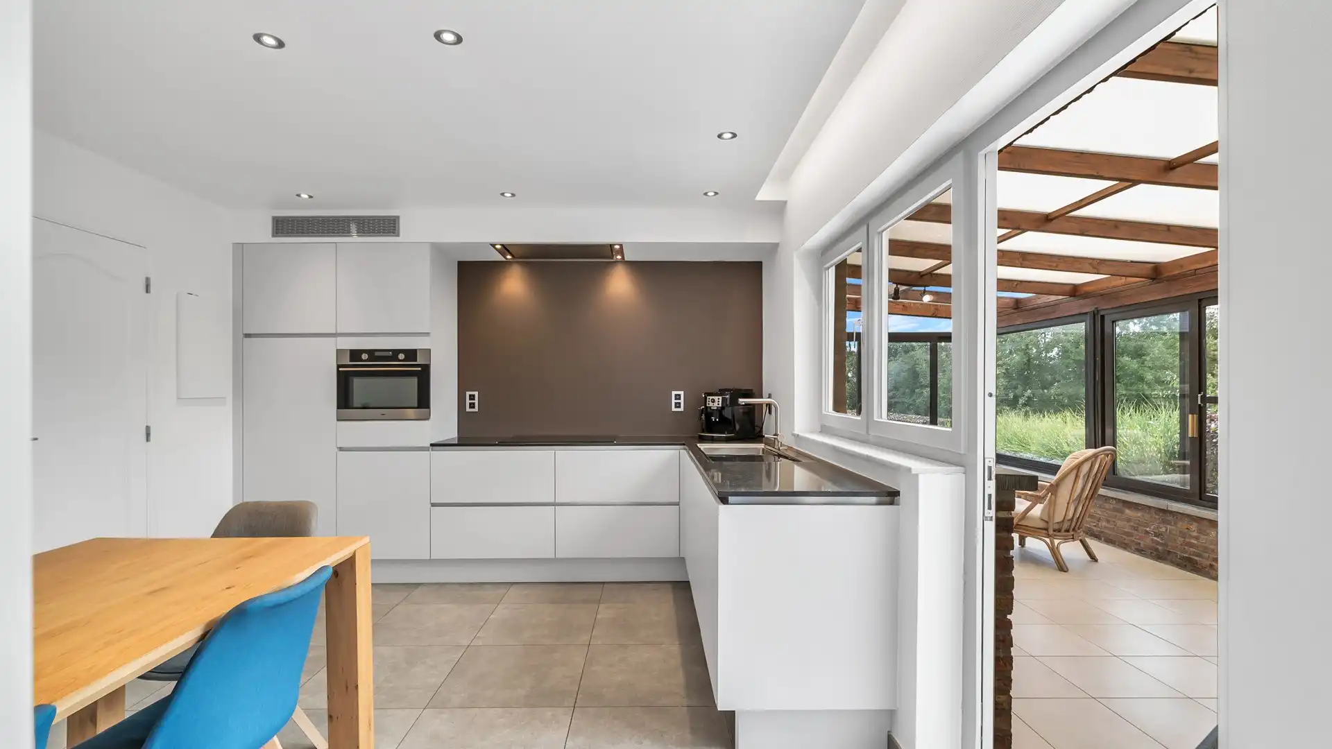 Ruime vrijstaande woning op een prachtig perceel van 746 m² in Rekem foto 9
