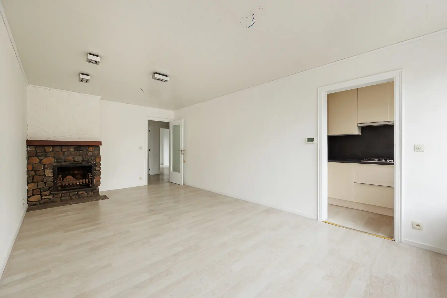 Gelijkvloersappartement met 2 slaapkamers, tuin en garagebox foto {{pictureIndex}}