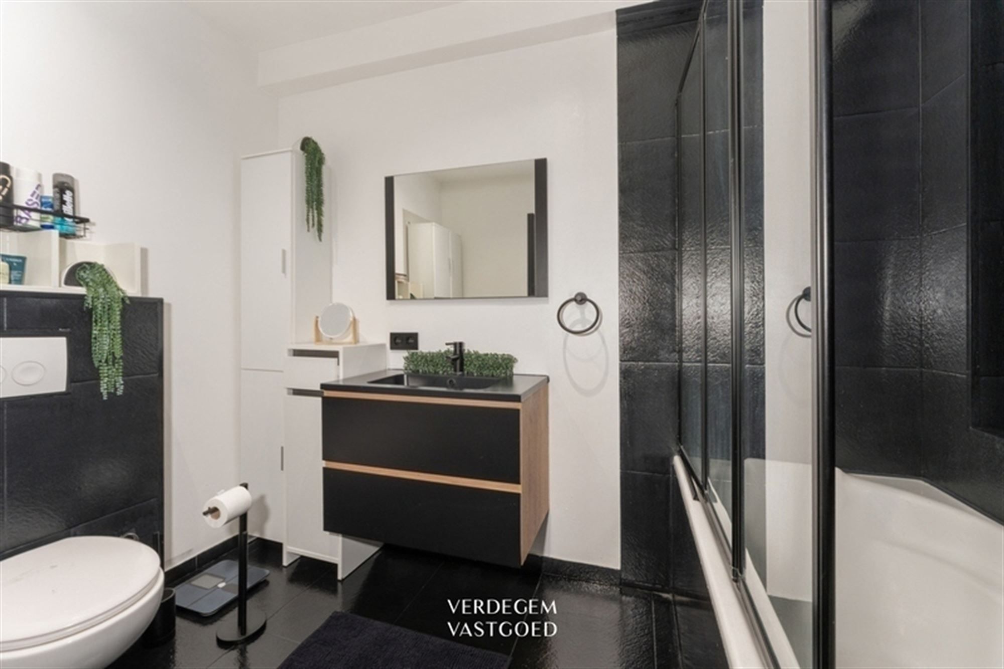 Zeer bereikbare gezinswoning met 4 slaapkamers en paadje naar zonnige tuin foto 9