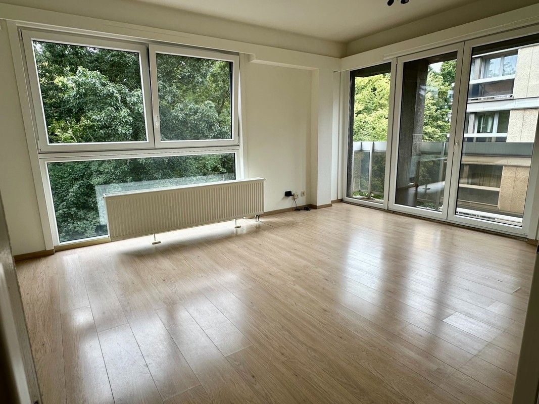 Lichtrijk 1-slaapkamer hoekappartement met zicht op groen - ideaal voor starters of als investering! foto 5