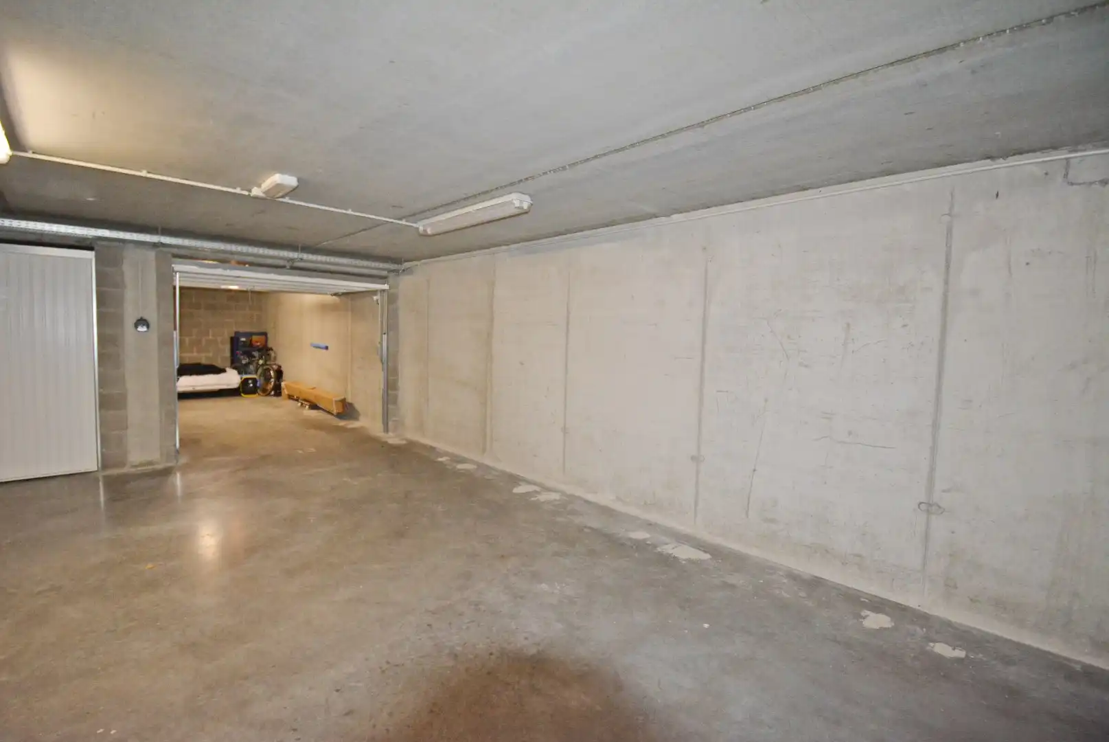 Ruime en zeer centraal gelegen garagebox . foto 3