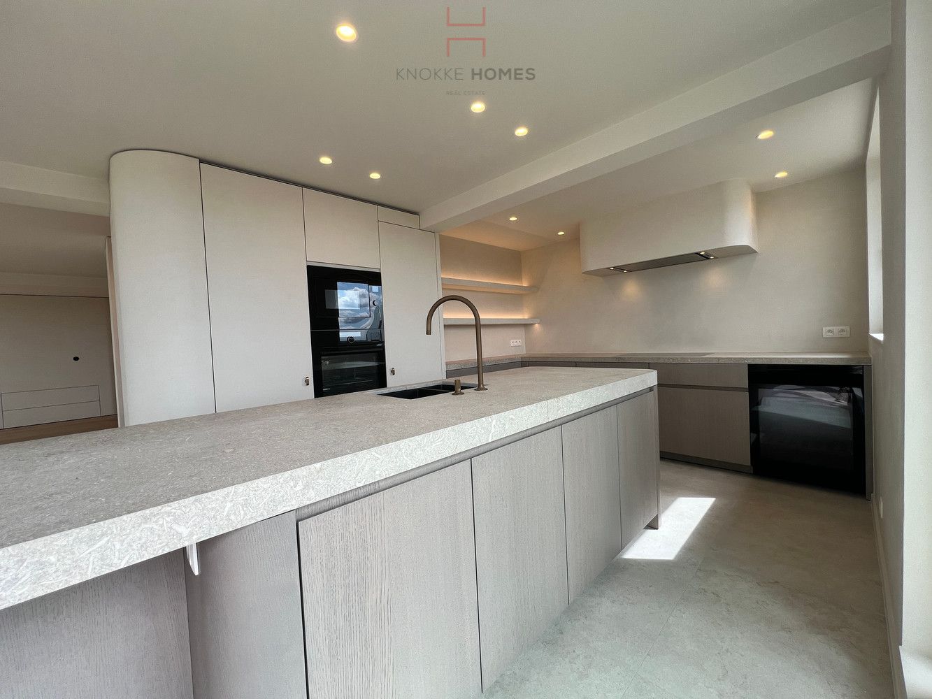 Luxueus gerenoveerd hoekappartement met riant zonneterras in Duinbergen foto 7
