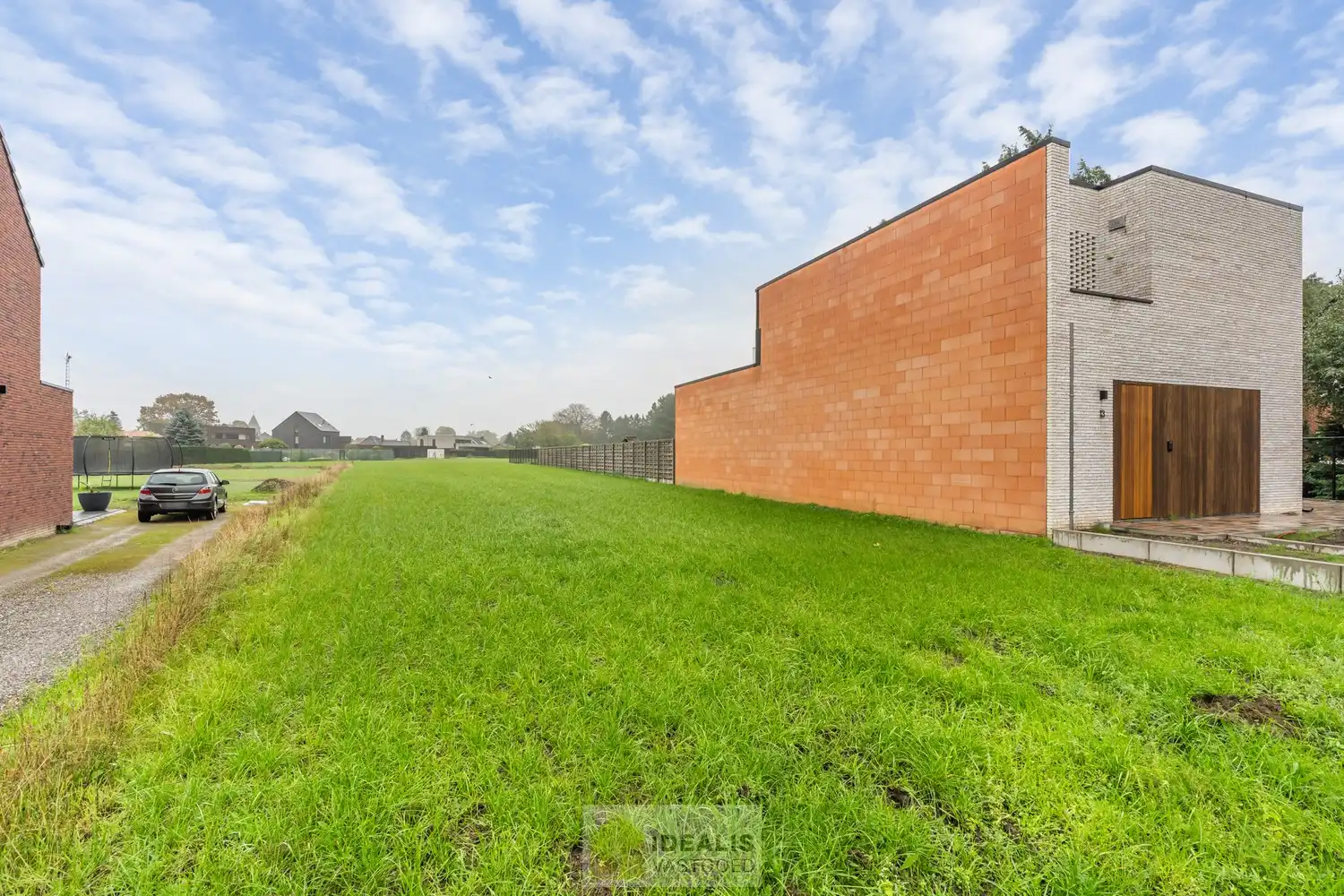 KNAPPE BOUWKAVEL GESCHIKT VOOR HALFOPEN BEBOUWING VAN 12A 94CA OP EEN AANGENAME GROENE LOCATIE IN HEPPEN, LEOPOLDSBURG! Deze bouwkavel met een oppervlakte van 12a 94ca  biedt de mogelijkheid voor het bouwen van een knappe ééngezinswoning op een heerlijke plek in een residentiële wijk. Zo zijn basisschool, supermarkt, bakker, apotheek, horeca op fietsafstand bereikbaar. Zeer geschikt voor kandidaten op zoek naar een rustig gelegen bouwkavel met achterliggend agrarisch gebied! foto 3