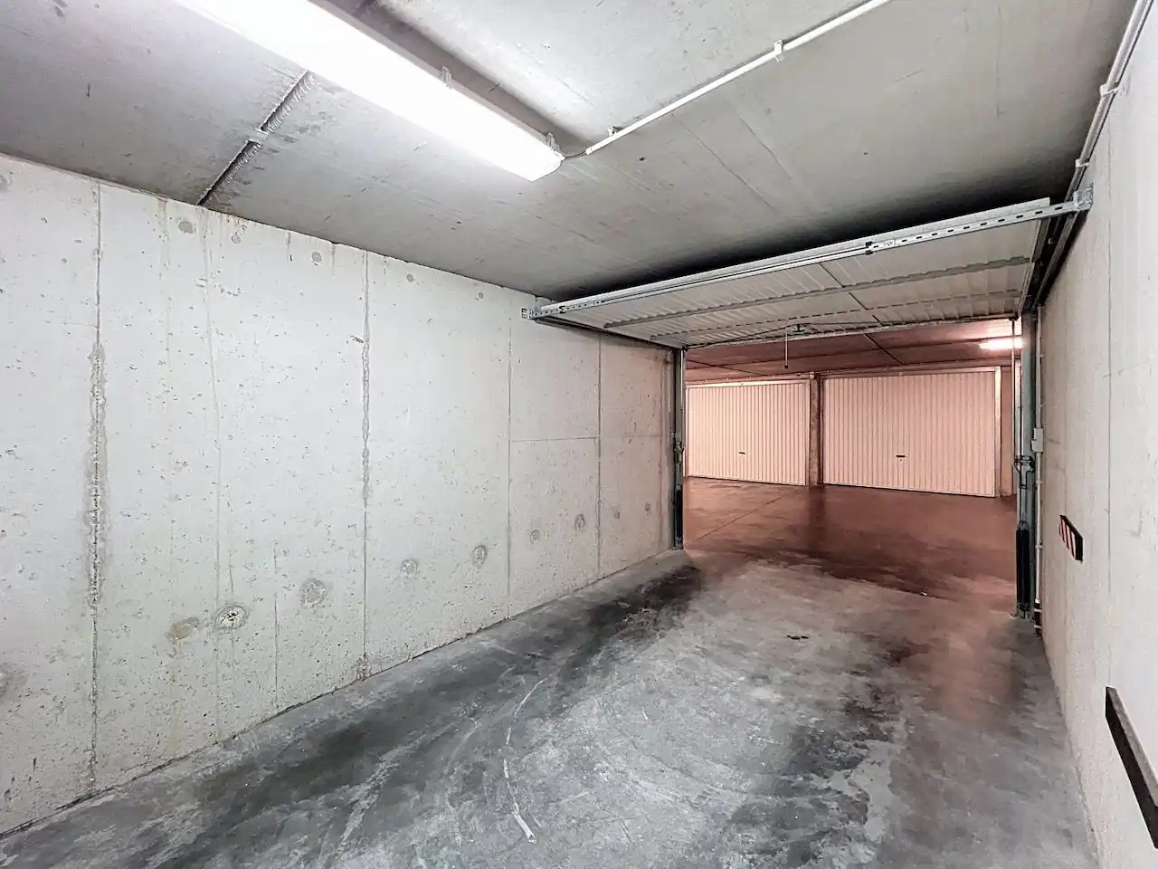 Makkelijk inrijdbare, afgesloten garagebox, gelegen op het gelijkvloers. foto 7