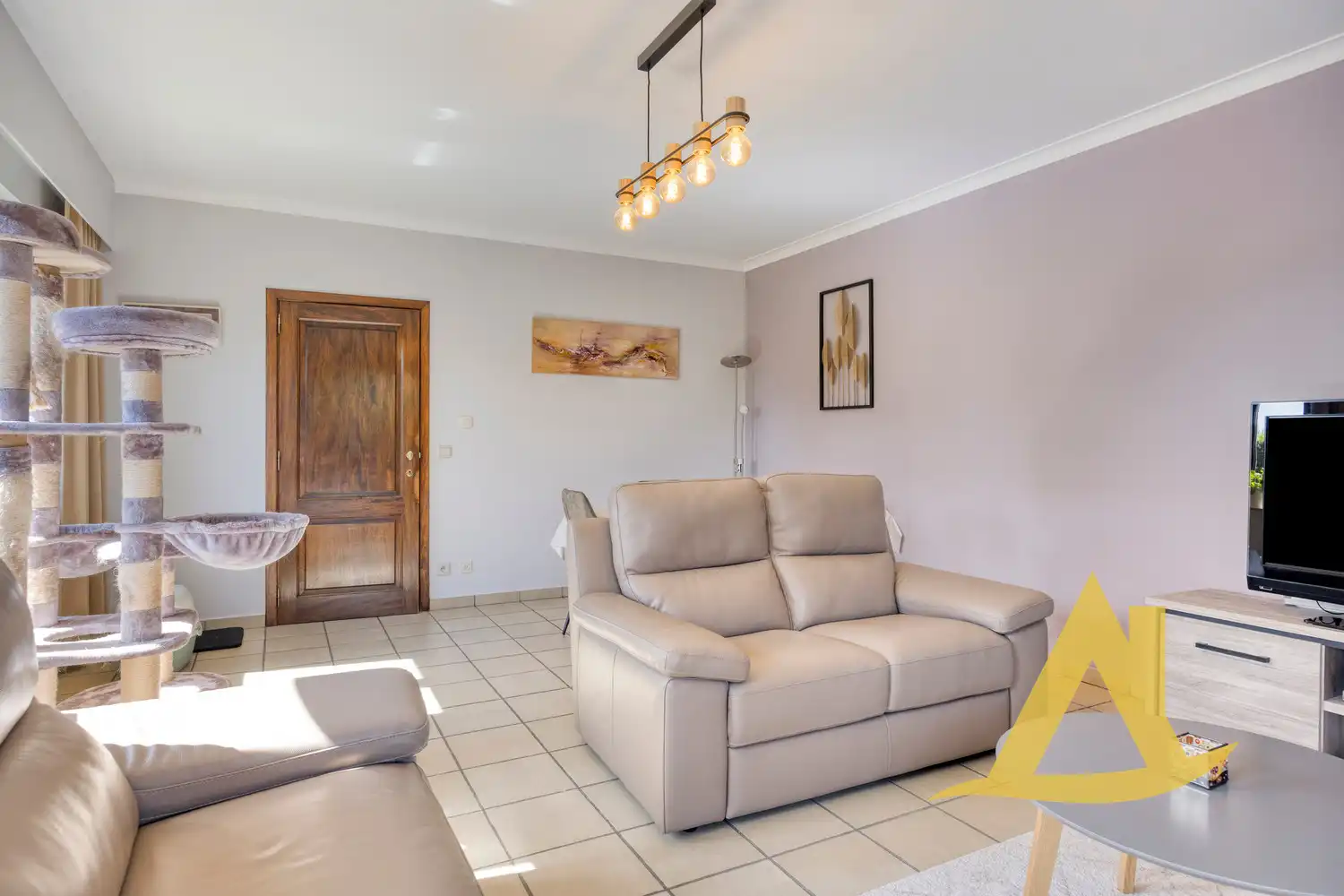 RUSTIG GELEGEN, INSTAPKLARE WONING MET TUIN RONDOM EN RUIME OPRIT foto 7