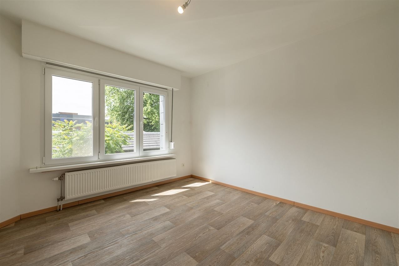 Gerenoveerde woning in rustige straat, 2 slaapkamers, ruime keuken, conforme elektriciteit en wandelroutes vlakbij. foto 24