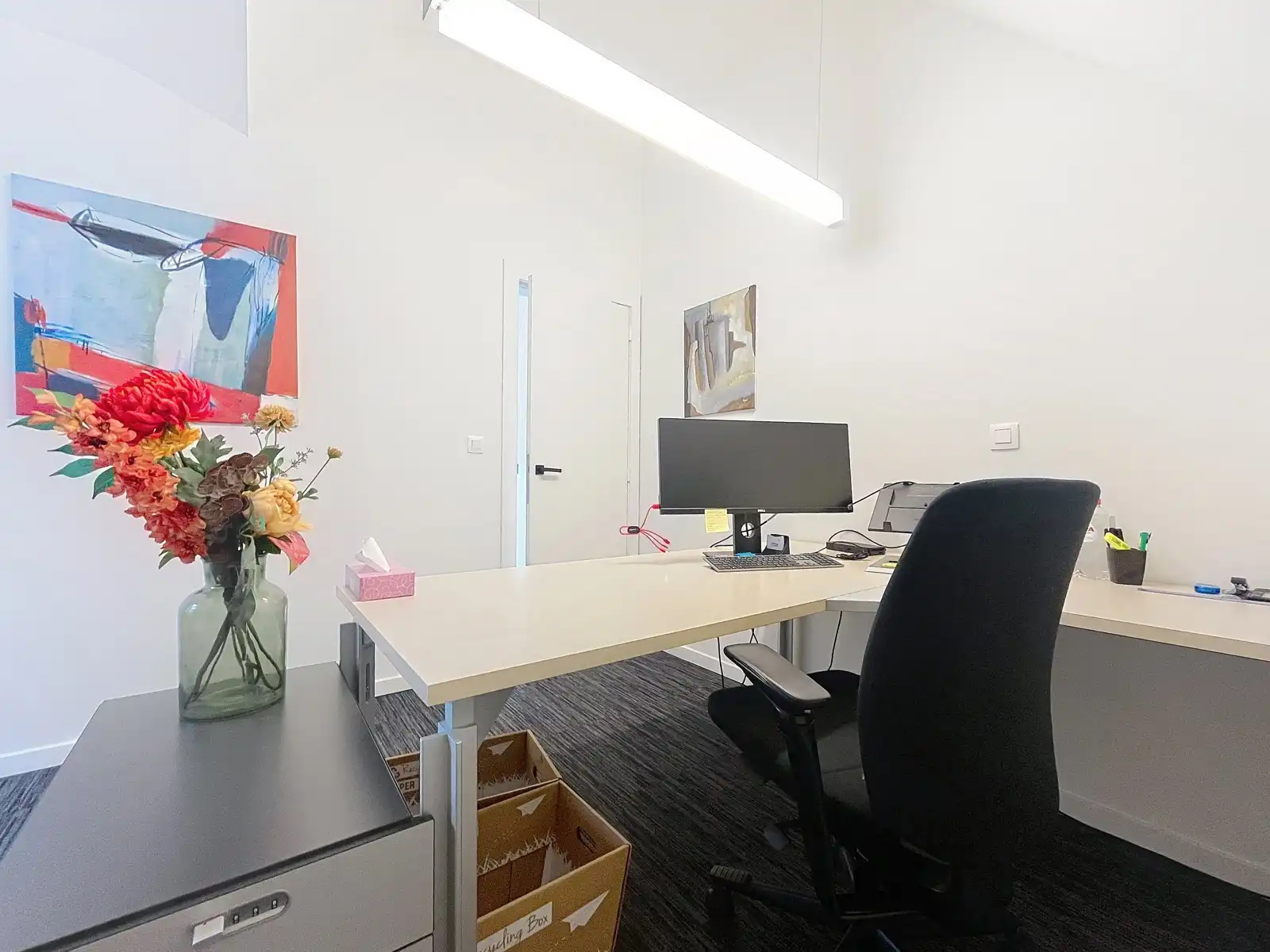 Duplex-kantoorruimte met 6/9 werkplekken in dienstencentrum. foto 11
