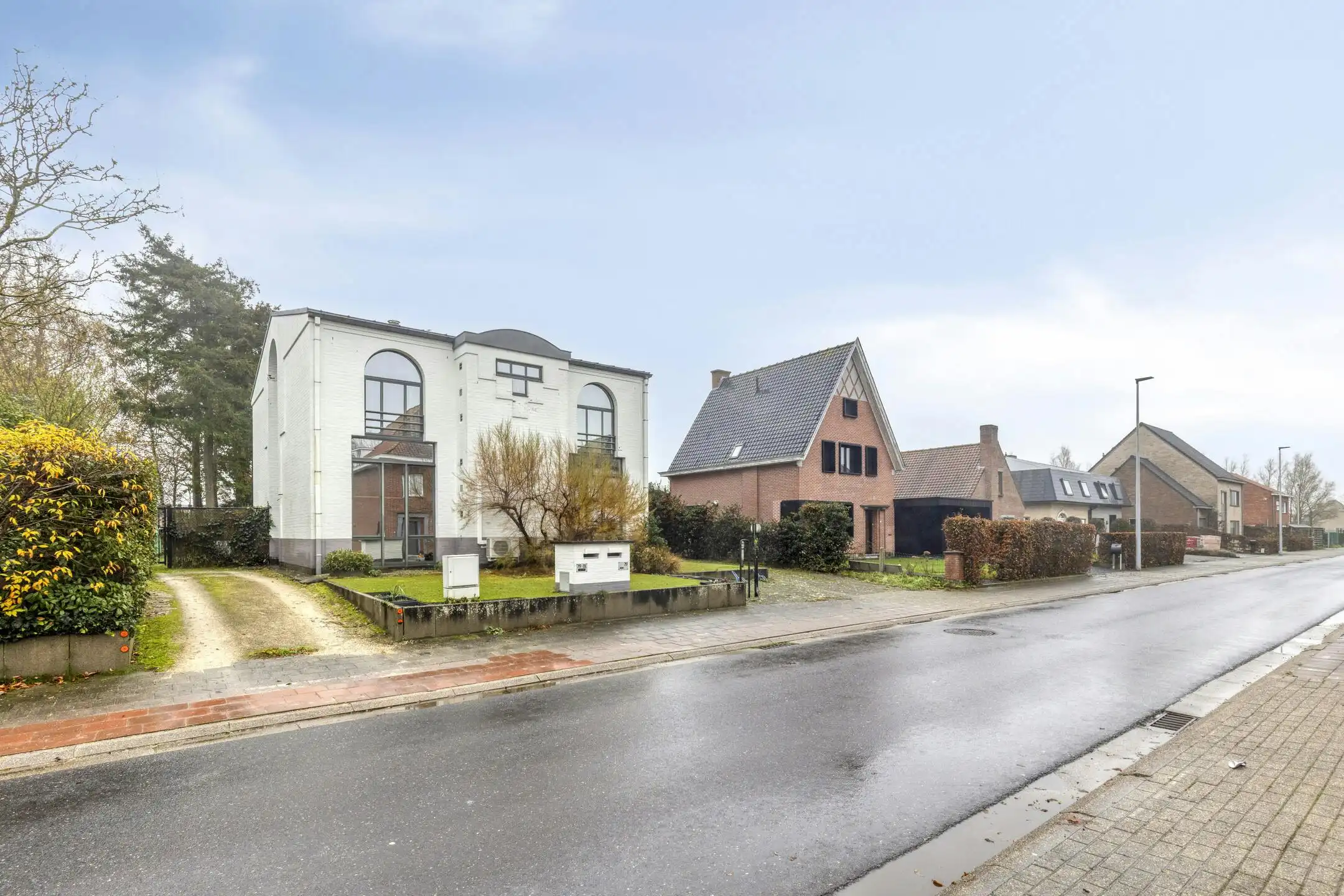 Huis met gelijkvloers kantoor/praktijk te koop in Knesselare foto {{pictureIndex}}