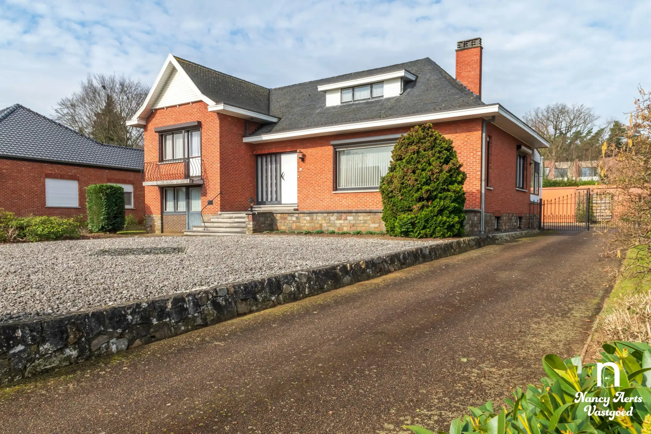 Karaktervolle woning met groene tuin in een rustige straat foto 2