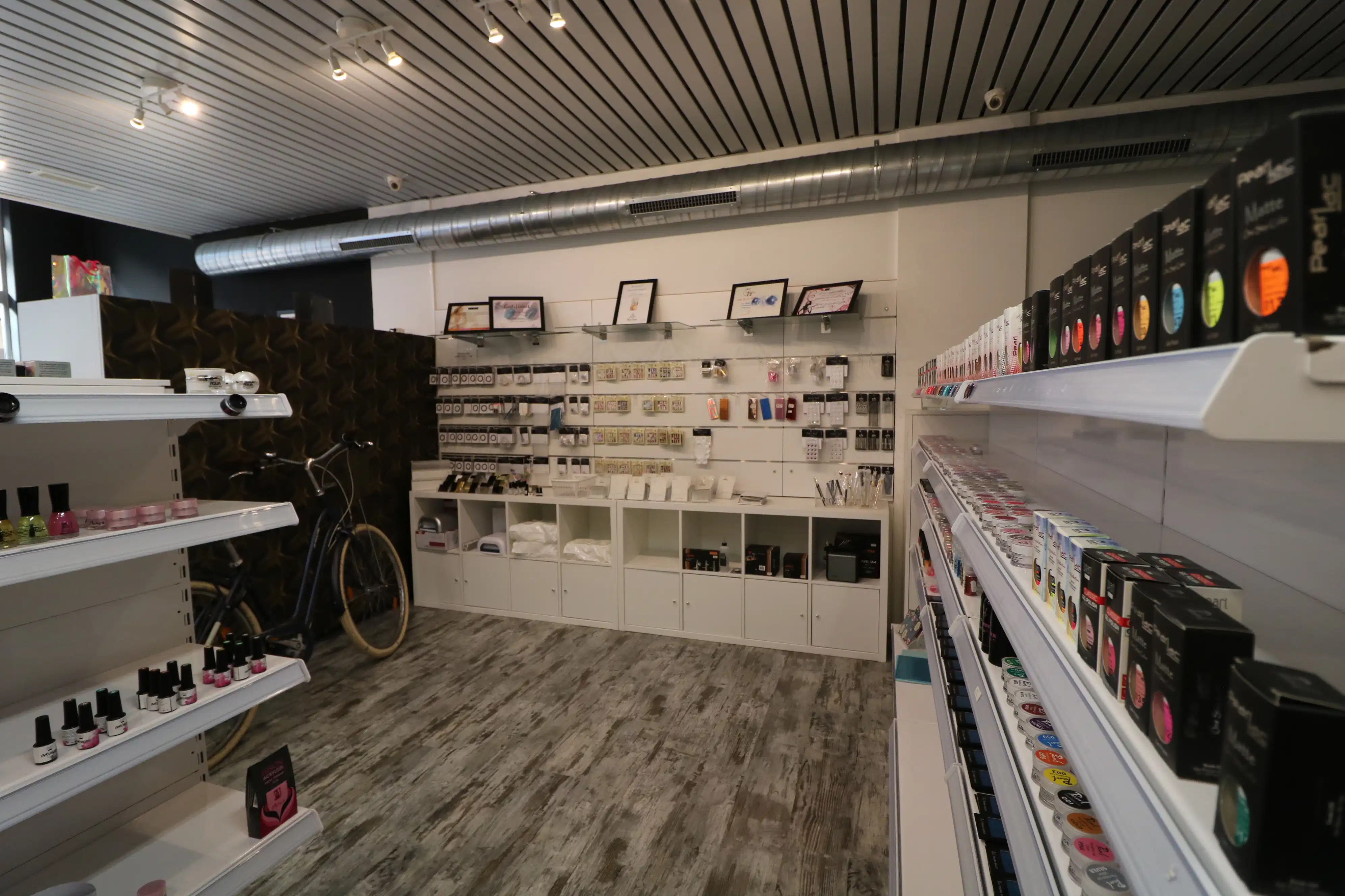 Ruim handelspand in de Molenstraat, pal in het centrum van Blankenberge.   foto 5