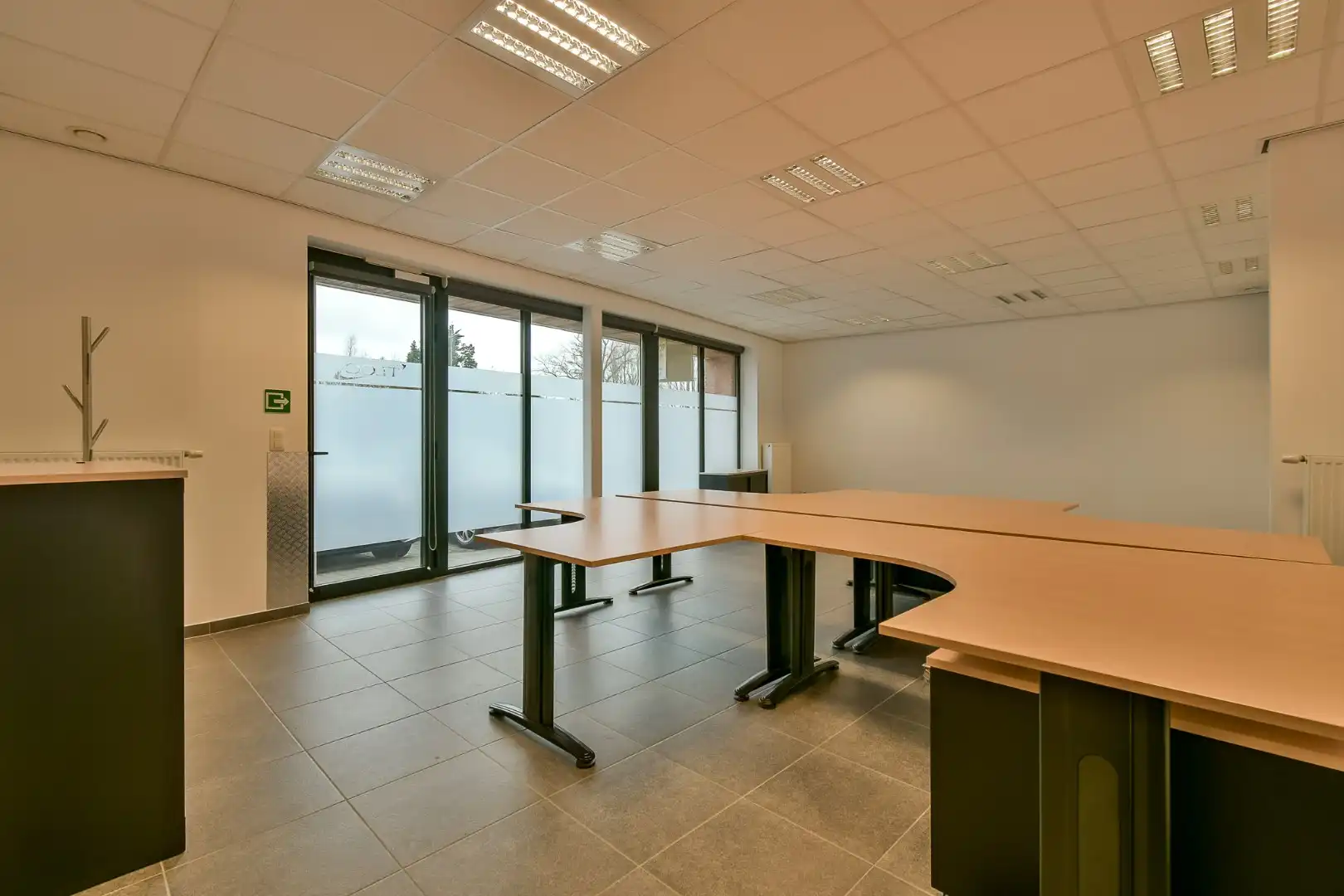 Handelszaak gelegen op een toplocatie in centrum Ruddervoorde! foto 4