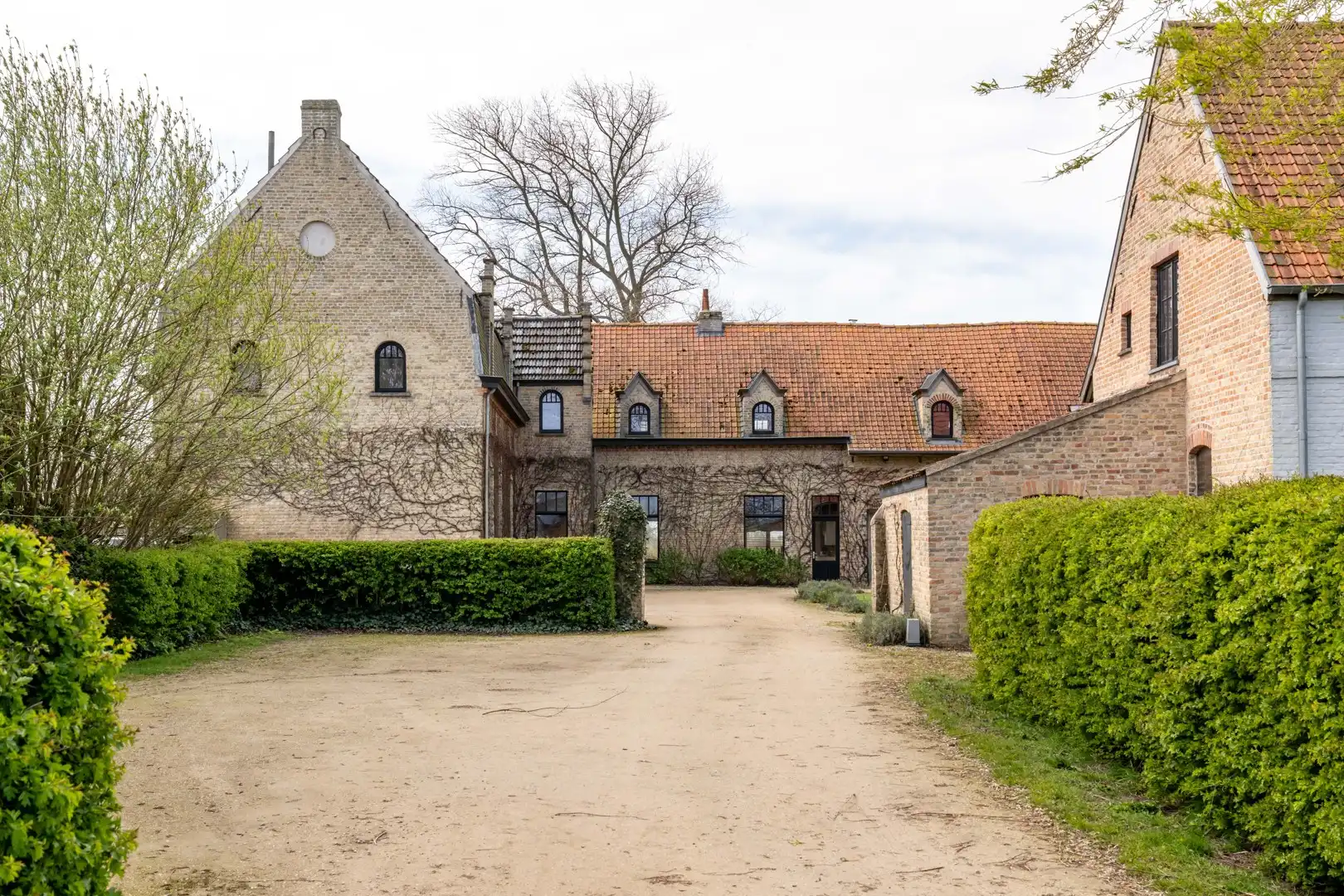 Exclusieve historische herenhoeve 'Groot Noordhof' met 8 vergunde vakantielogies op topligging nabij zee foto 2