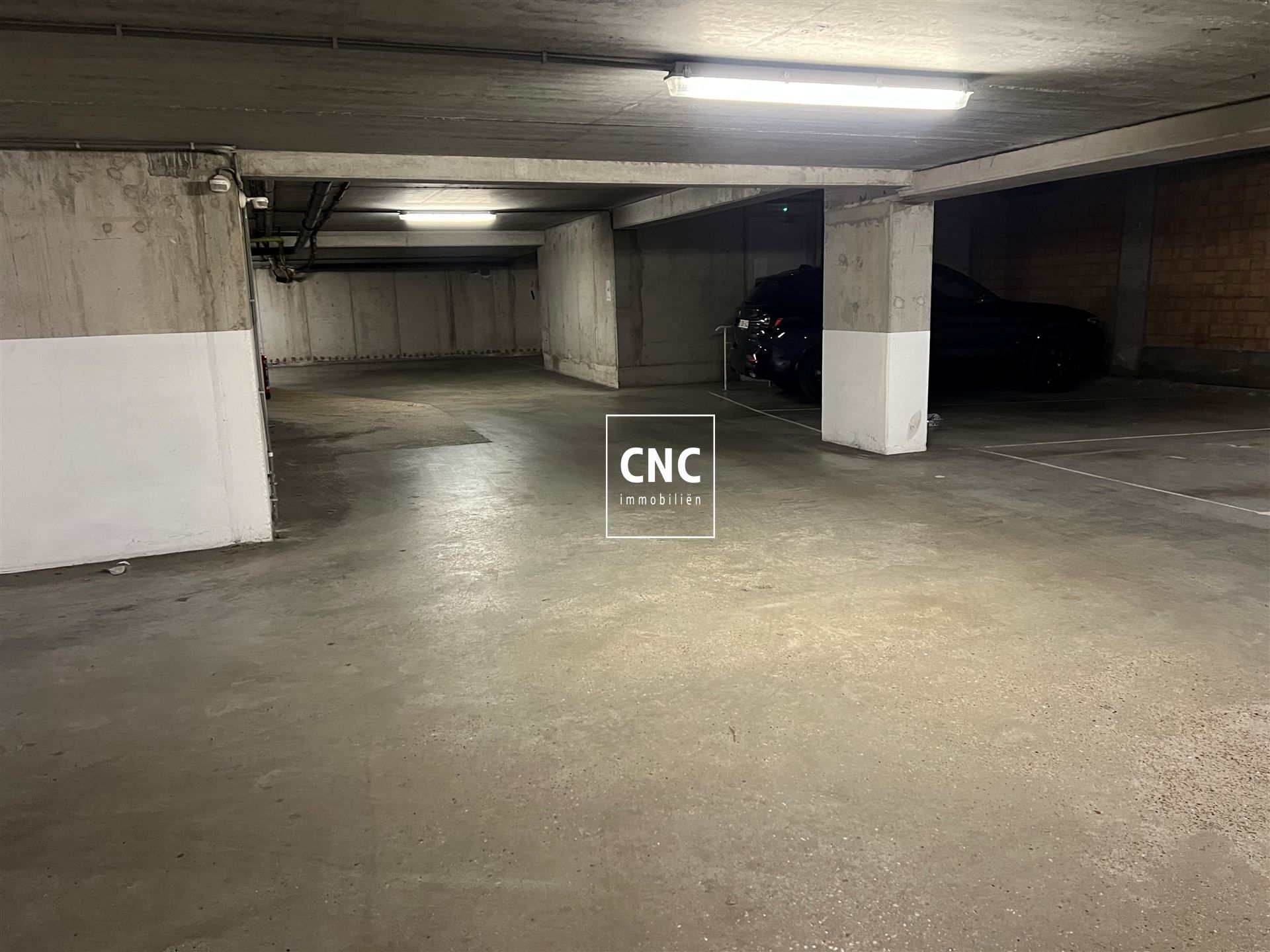 Autostandplaats in het centrum van Knokke; in de Taborastraat vlakbij de Lippenslaan. foto 4