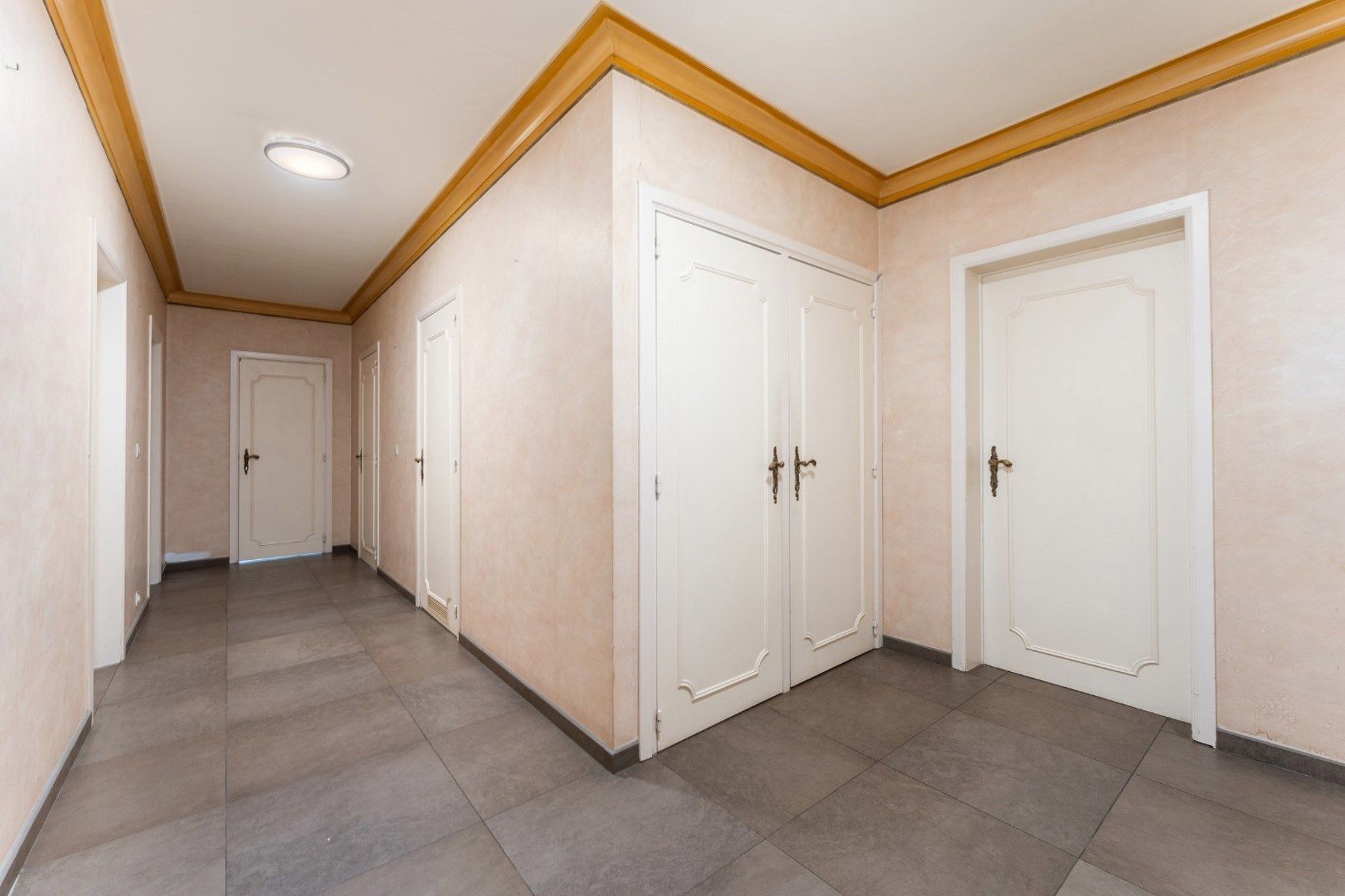 Ruim appartement met terras, lift en 3 slaapkamers in Izegem - bouwjaar 1978 - EPC-waarde 220.00 - Energielabel C - 119.00m² bewoonbare oppervlakte - 1 badkamer - 1 parkeerplaats foto 6