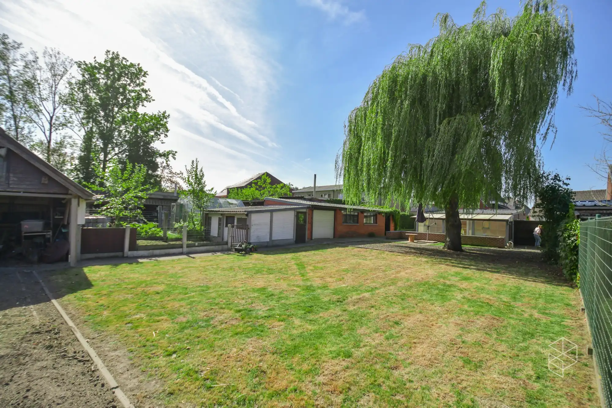 Ruime woning met 3 slaapkamers, inpandige garage en grote tuin foto 2
