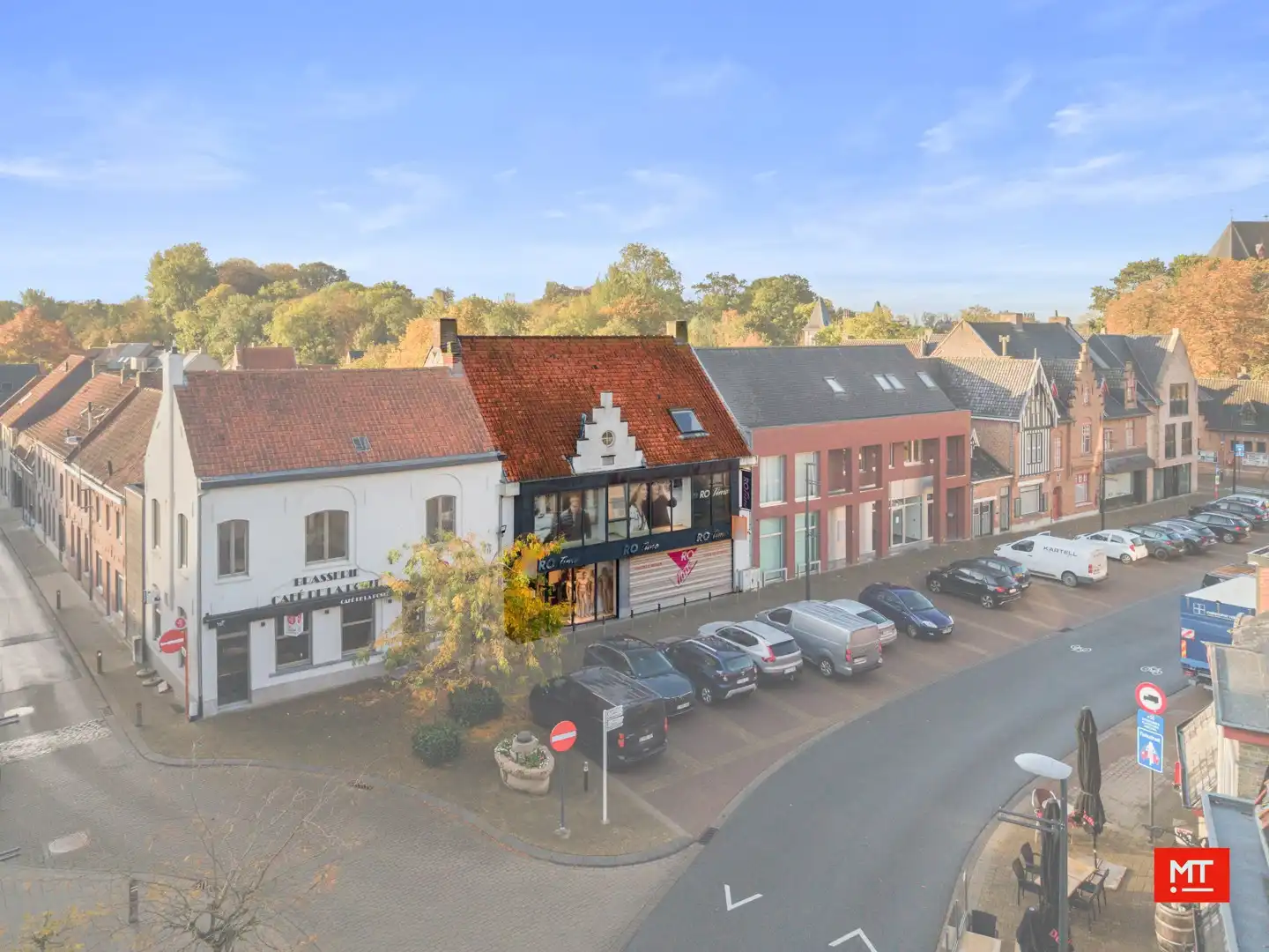 Bijzonder ruim gebouw met tal van mogelijkheden en uitweg, te koop in de dorpskern van Dadizele foto 2