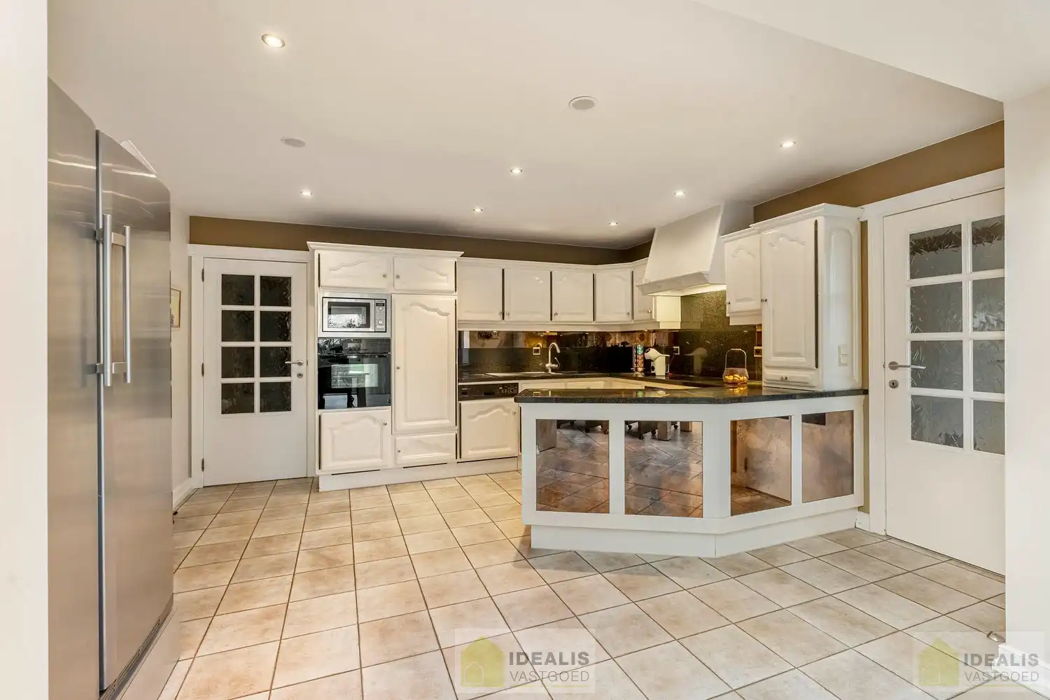 IDEALIS VASTGOED – ROYALE, INSTAPKLARE EN ZEER GOED ONDERHOUDEN GEZINSWONING OP EEN RUIM EN RUSTIG PERCEEL VAN 44A 33CA MET 5 KNAPPE SLAAPKAMERS, HEERLIJKE VERANDA, VRIJSTAANDE GARAGE EN 32 ZONNEPANELEN MÉT CERTIFICATEN ÉN ZONNEBOILER - De woning omvat maar liefst +- 265m² bewoonbare oppervlakte met ruime woonkamer, uitgeruste keuken, 5 slaapkamers, badkamer, vrijstaande garage én 32 zonnepanelen. De woning is rustig gelegen op een perceel met een opp. van 44a 33ca. foto 18