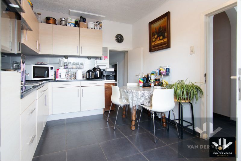 RUIME, GOED ONDERHOUDEN WONING MET 3 SLPK NABIJ TONGEREN-CENTRUM foto 11